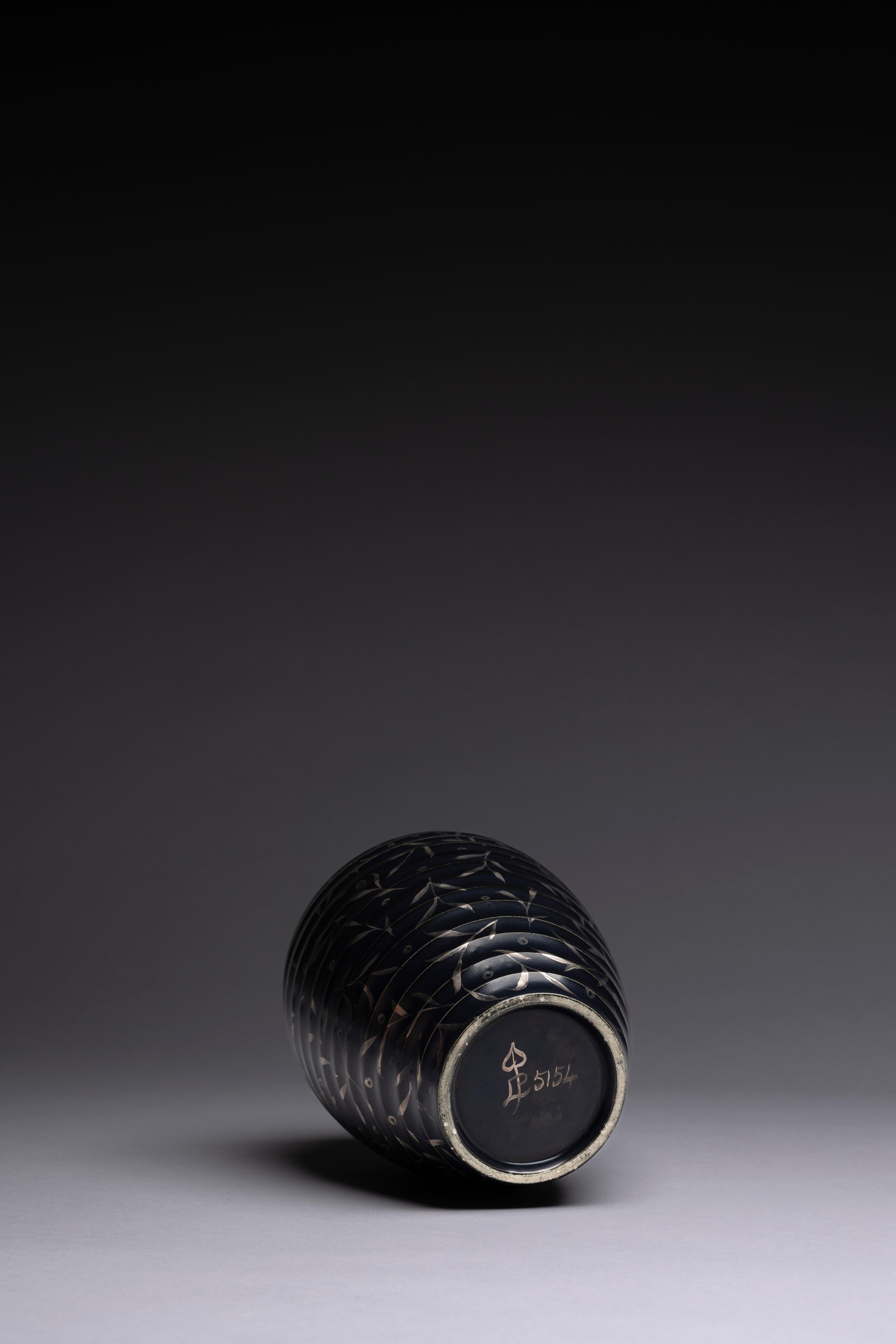 Louise Powell Vaso modernista nero opaco In condizioni ottime in vendita a Fort Lauderdale, FL