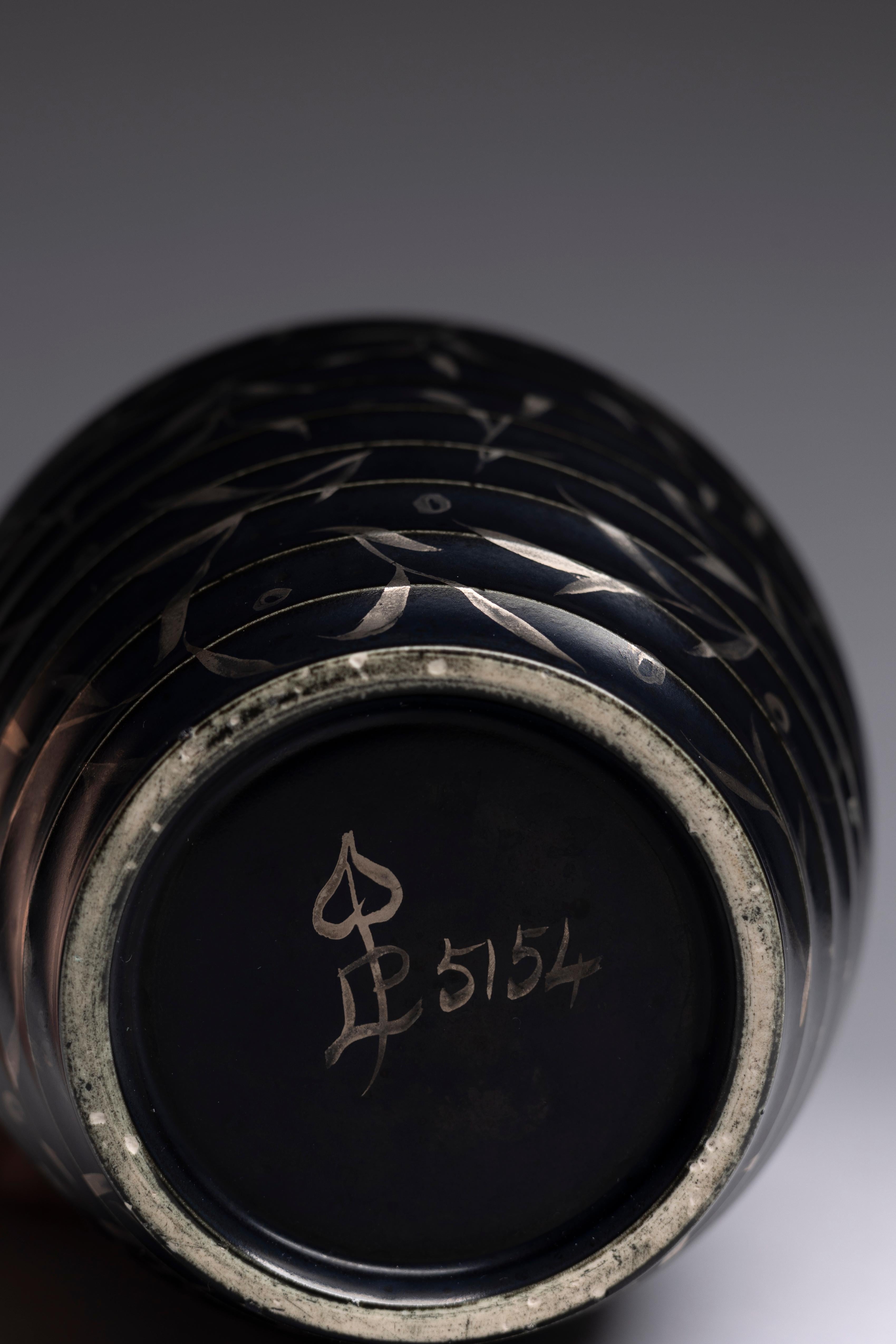 Metà XX secolo Louise Powell Vaso modernista nero opaco in vendita
