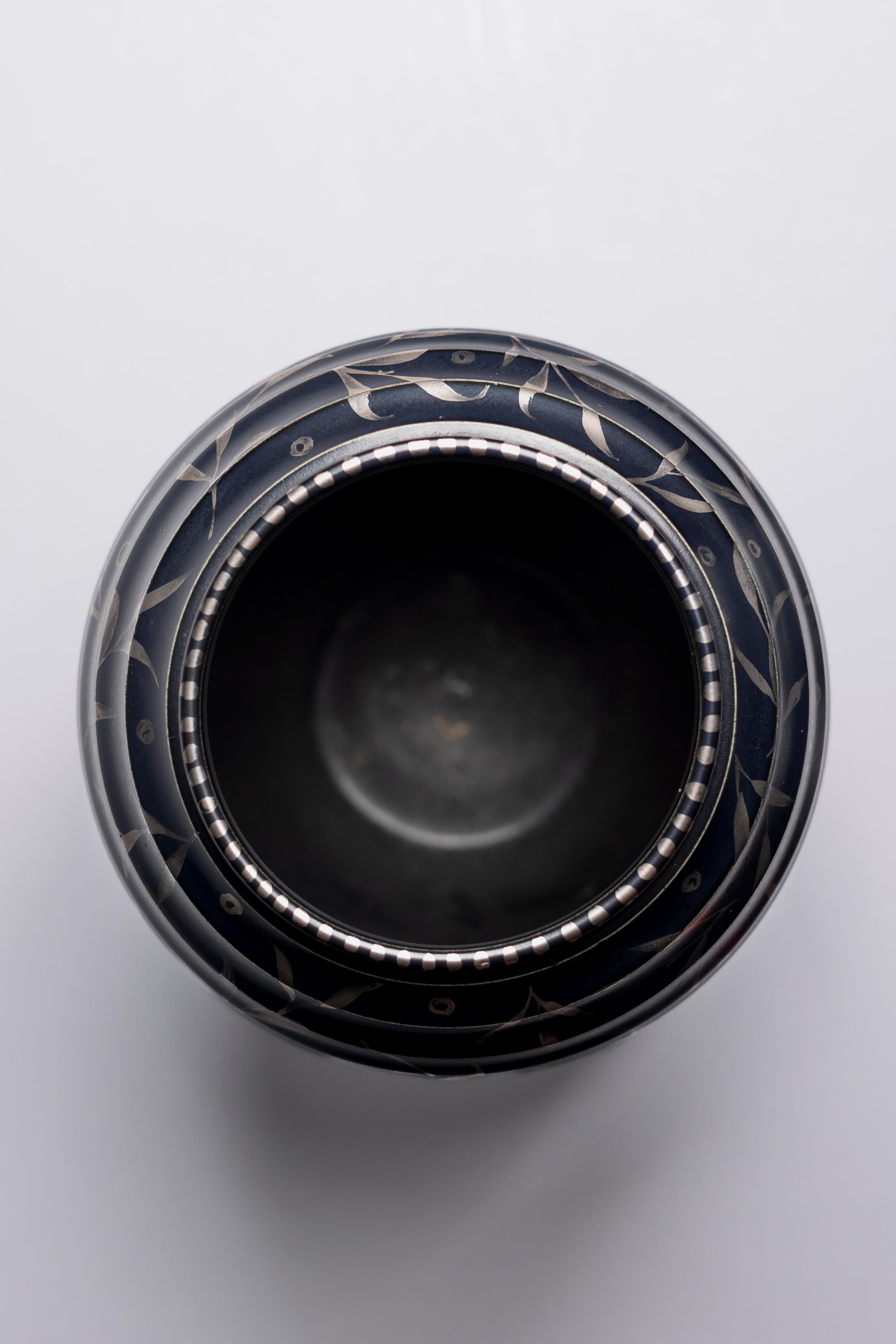 Cotto Louise Powell Vaso modernista nero opaco in vendita