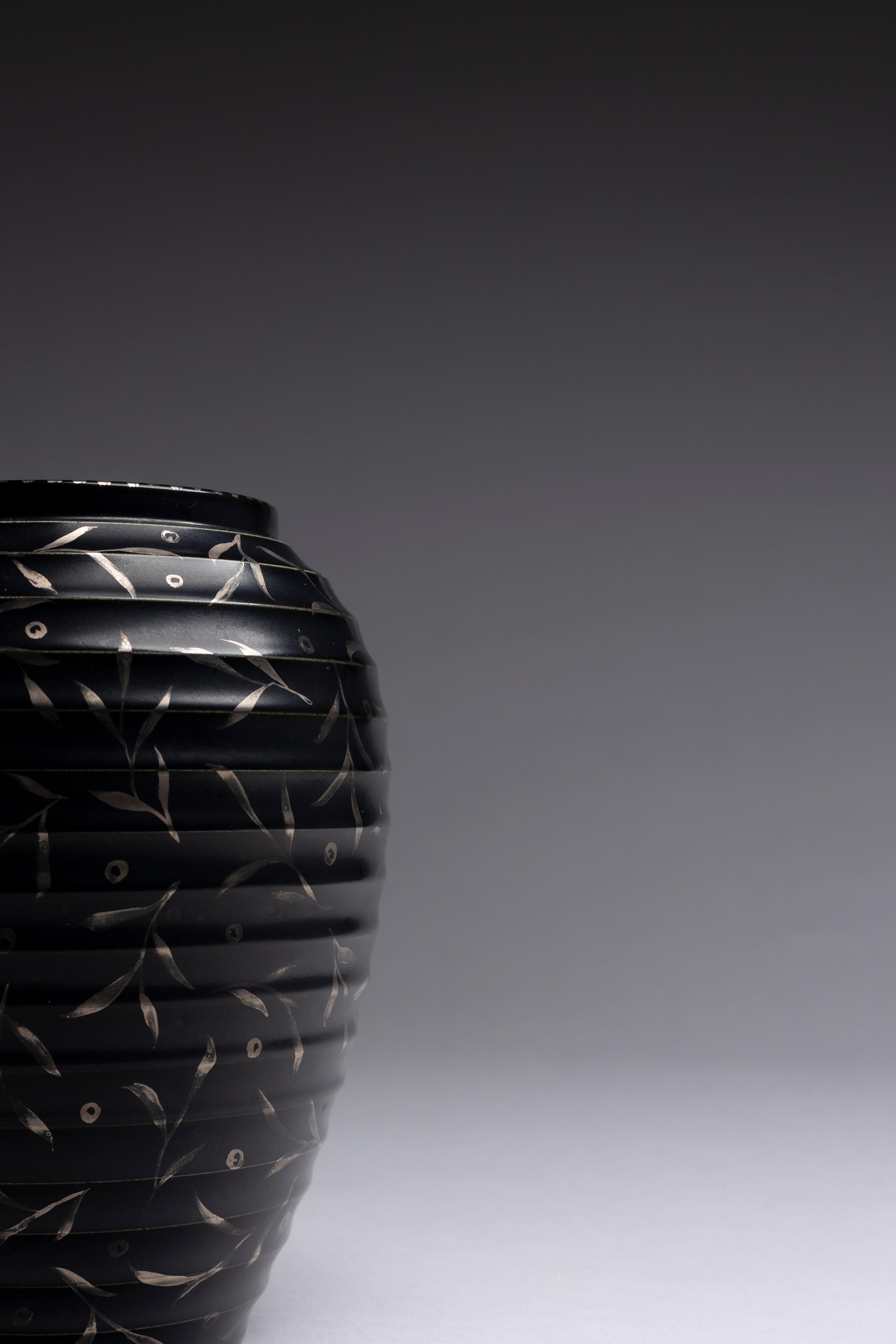 Louise Powell Vaso modernista nero opaco in vendita 1