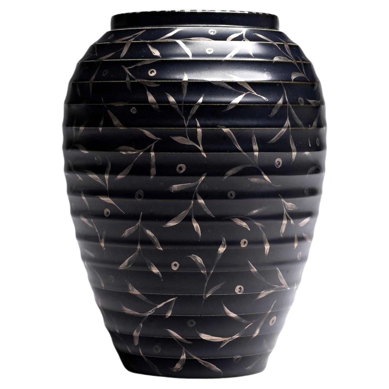 Louise Powell Vaso modernista nero opaco in vendita