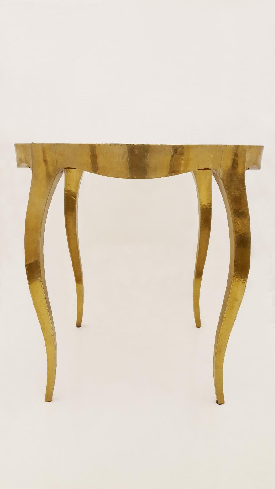 Runder Louise-Tisch aus Messing, handgefertigt in Indien von Paul Mathieu (Handgeschnitzt) im Angebot