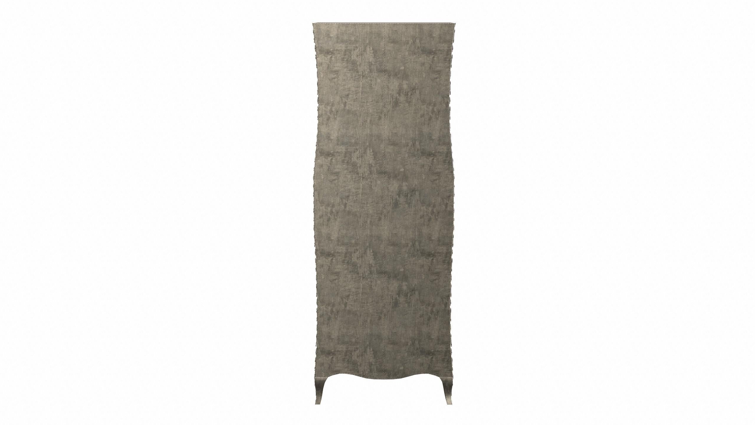 Louise Semainier Apothekerschränke aus glatter antiker Bronze von Paul Mathieu im Angebot 1