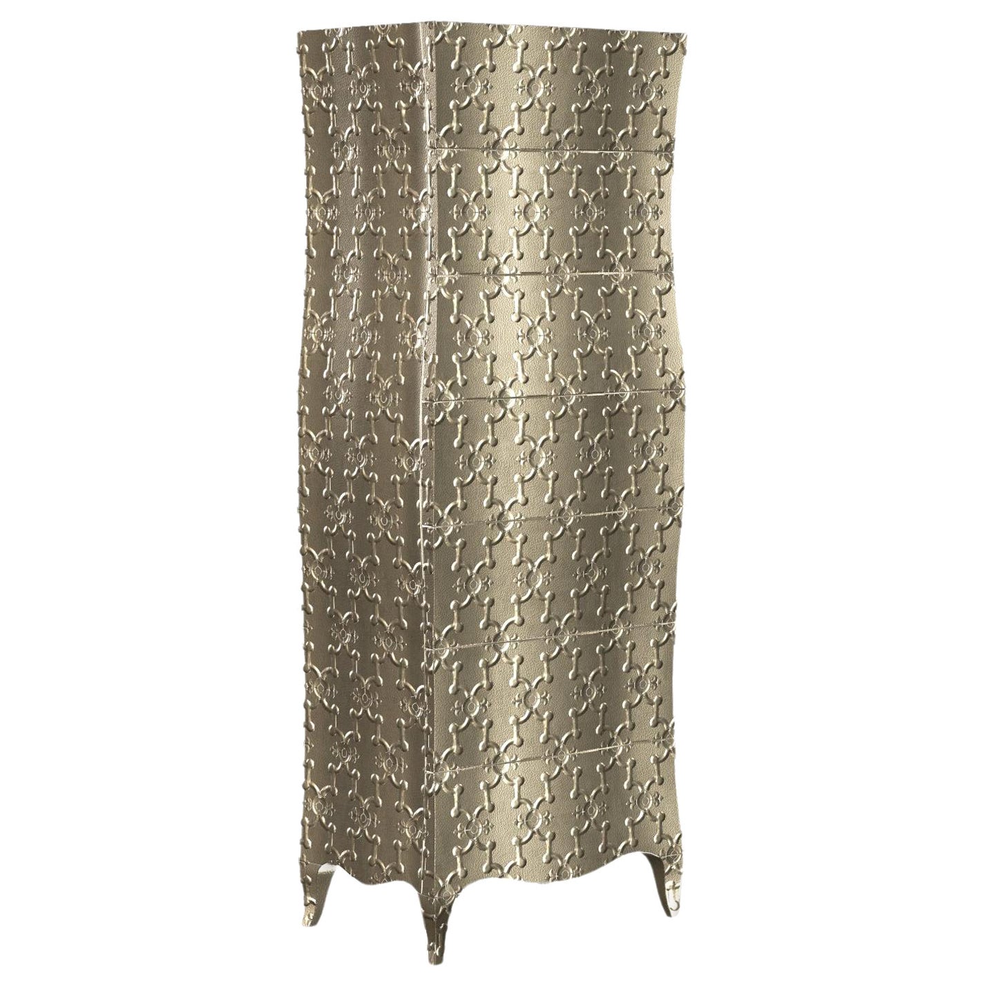 Louise Semainier  Commodes et bahuts en laiton finement martelé en vente
