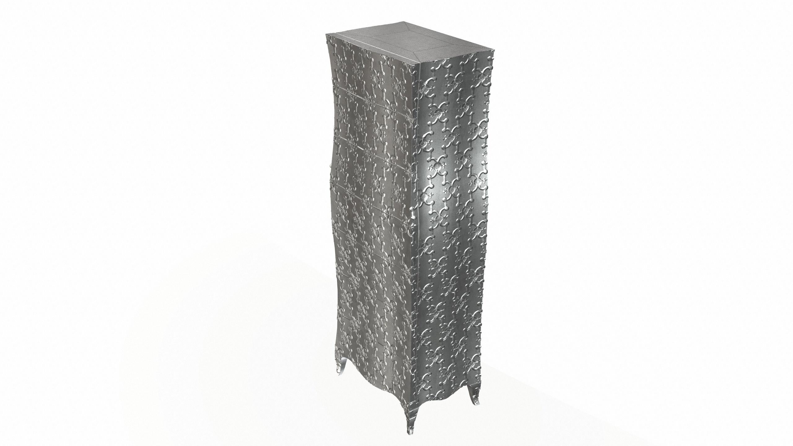 Louise Semainier Schränke Mitte. Gehämmerte weiße Bronze von Paul Mathieu (Metall) im Angebot