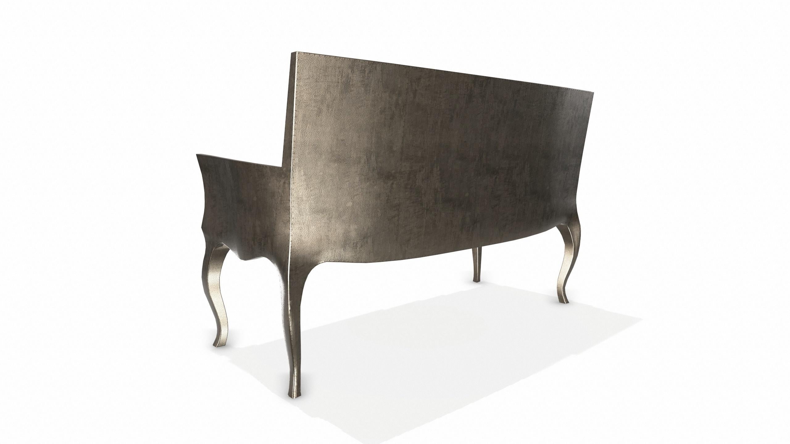 Louise Settee Art-Déco-Loungesessel aus fein gehämmerter antiker Bronze im Angebot 1