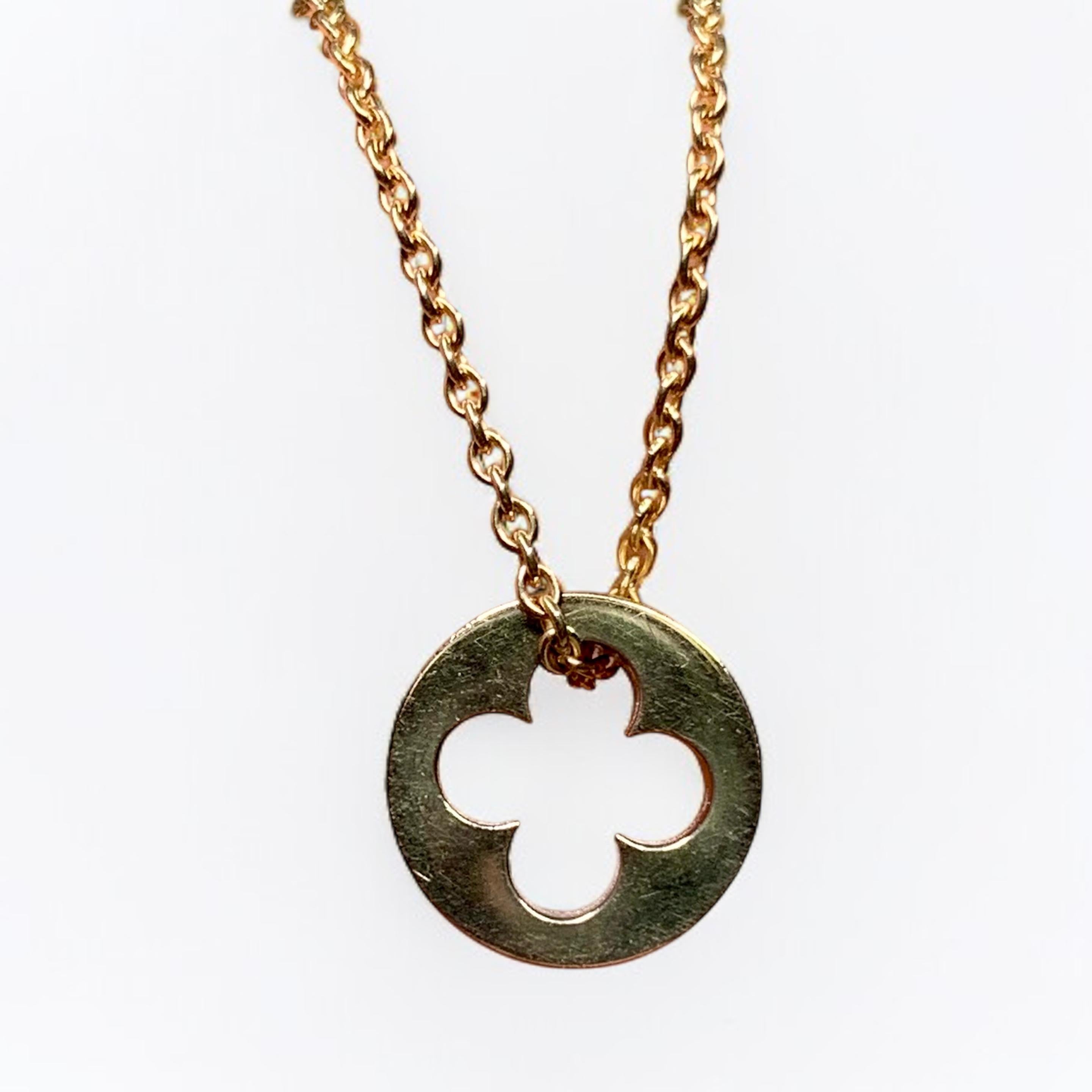 Le pendentif original Louise Vuitton Empreinte en or jaune 18 carats est suspendu à la chaîne d'origine.


Extrait du site web du designer :


