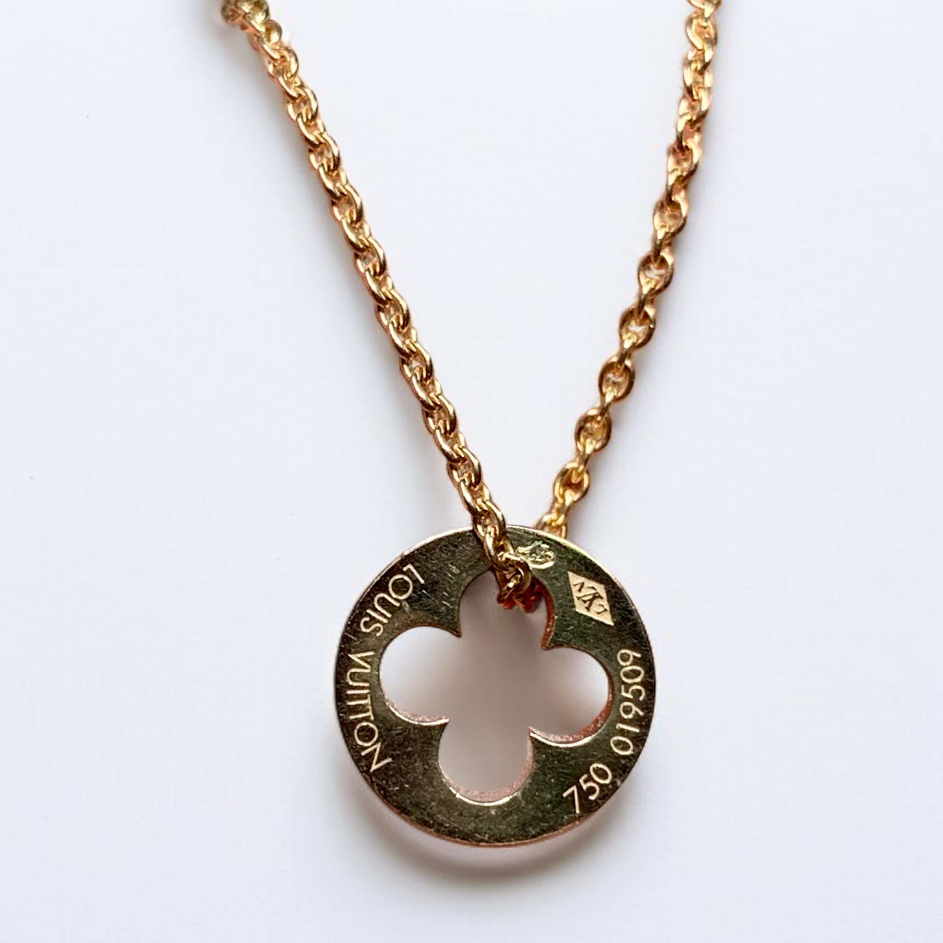 Contemporain Louise Vuitton Collier pendentif Empreinte en or jaune 18 carats 11 mm 16 en vente