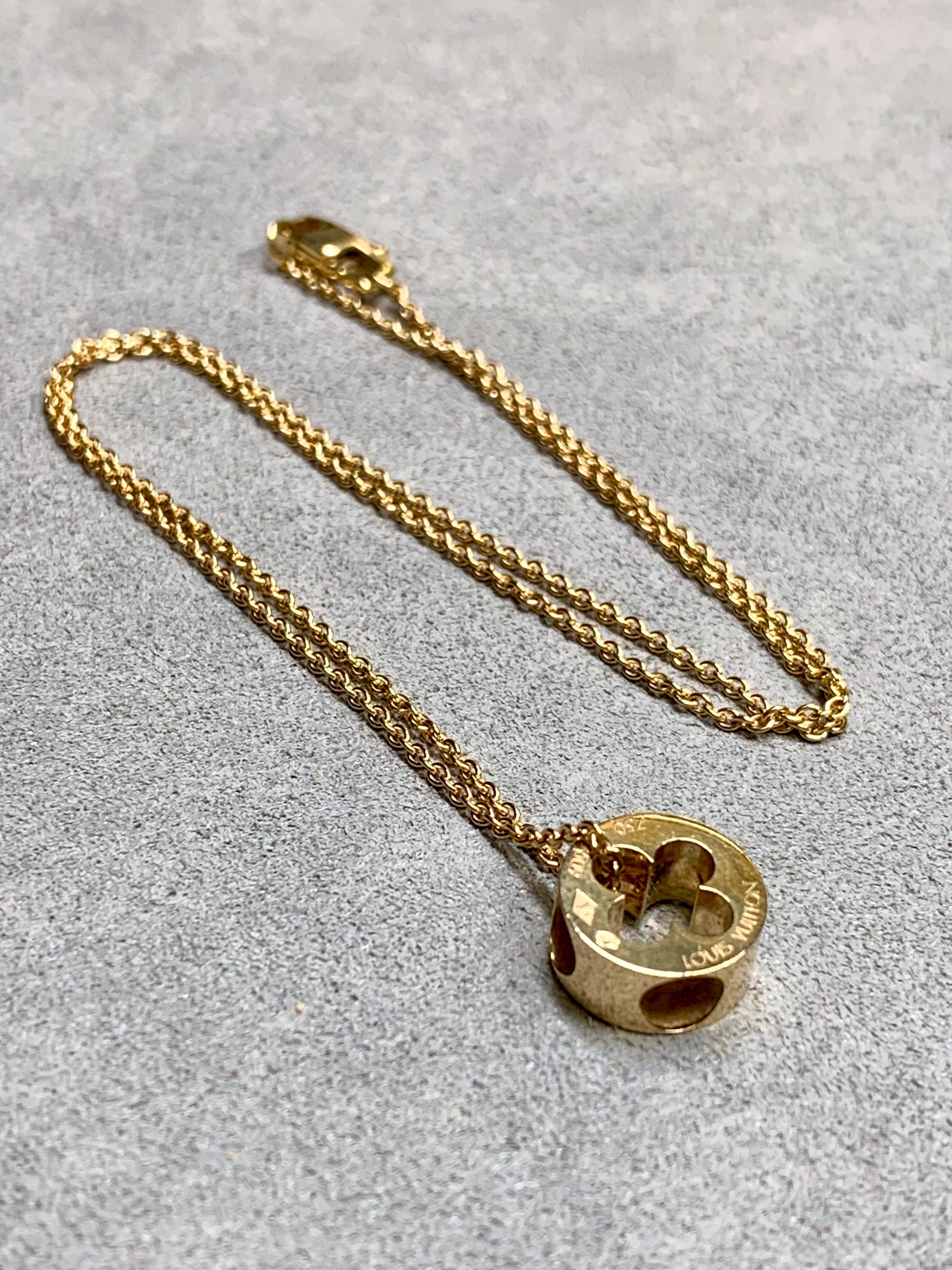 Louise Vuitton Collier pendentif Empreinte en or jaune 18 carats 11 mm 16 Unisexe en vente