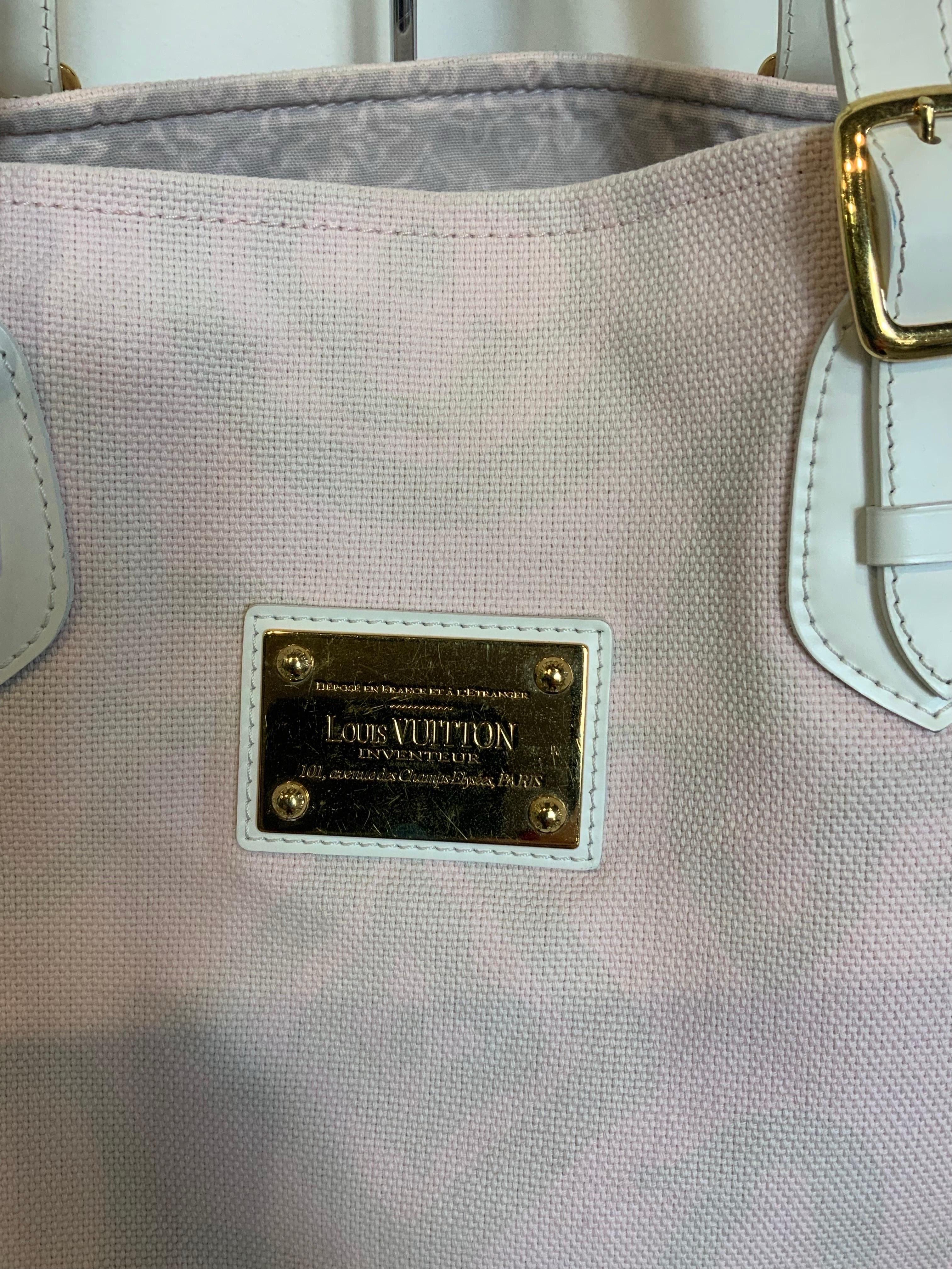 Louise Vuitton Cruise line Tahitienne bag.
In pink monogram canvas and white leather details.
Golden hardware marked as per photo.
31 cm high
50cm wide
19 cm deep
Handle 24 cm
Good general condition, has some small stains both internally and