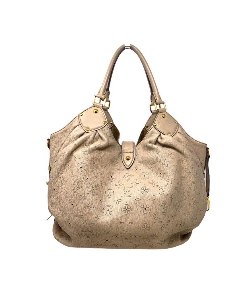 Handbag model Mahina GM
dove gray leather color
dimensions 38 × 32 cm measure GM
Excellent condition, year of production 2012, accessories in golden metal, complete with dust-bag