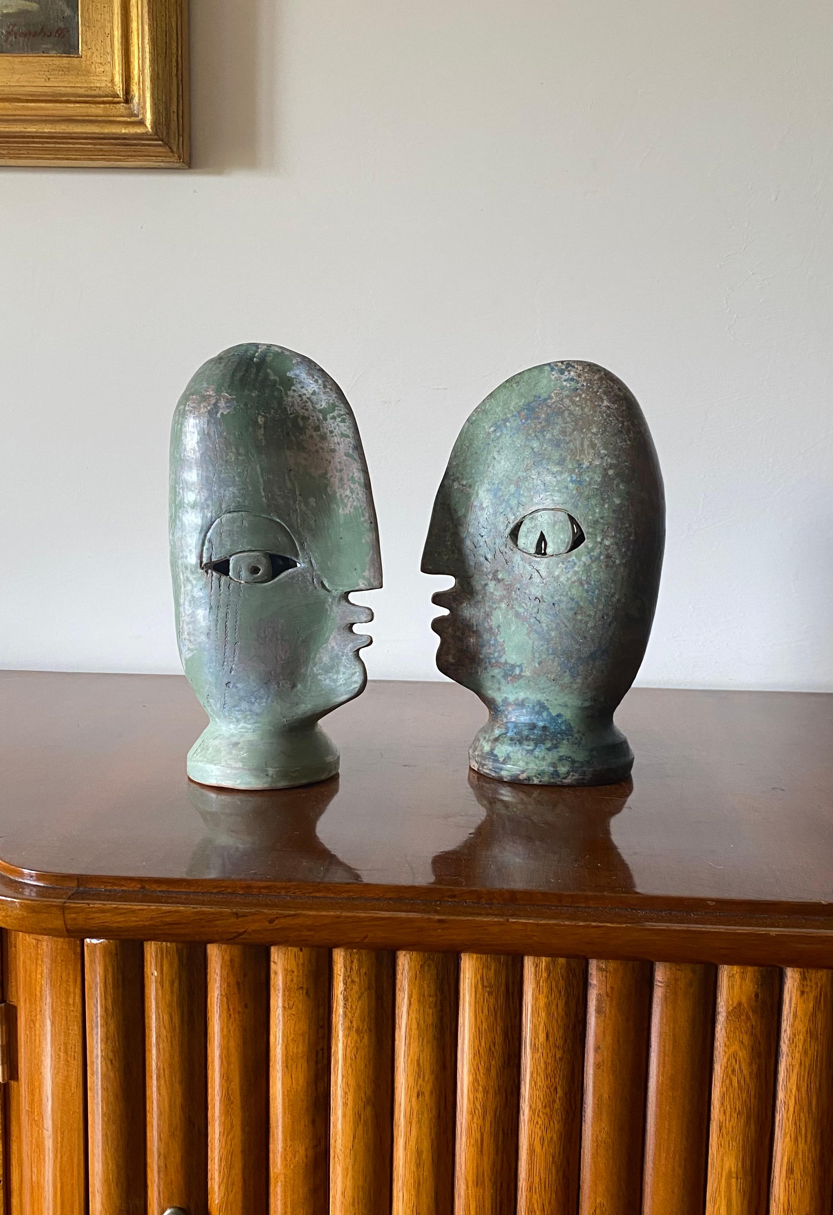 Pair of sculptures 'les bisous'

Loul Combres (1937) La Garenne-Colombes

Place des Arts, France, 1987 

Signed on the base.

Handpainted glazed ceramic.

H 27.5cm x 16 x 10cm

Conditions: excellent, no defects.