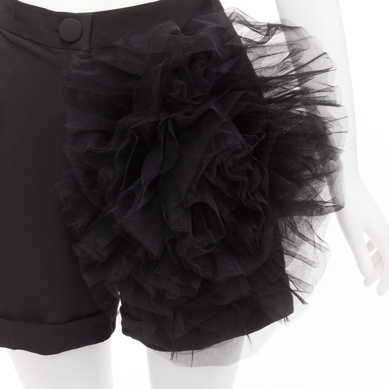 LOULOU STUDIO black oversized tulle flower high waisted cuffed shorts XS
Reference: AAWC/A00872
Brand: Loulou
Material: Polyester, Blend
Color: Black
Pattern: Solid
Closure: Zip Fly
Lining: Black Fabric
Made in: Romania

CONDITION:
Condition: