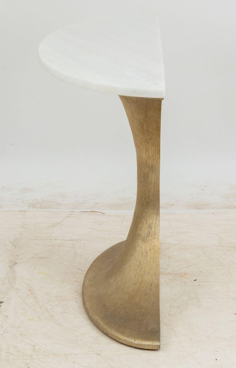 XXIe siècle et contemporain Console Louna à plateau en quartzite et démilune en aluminium en vente