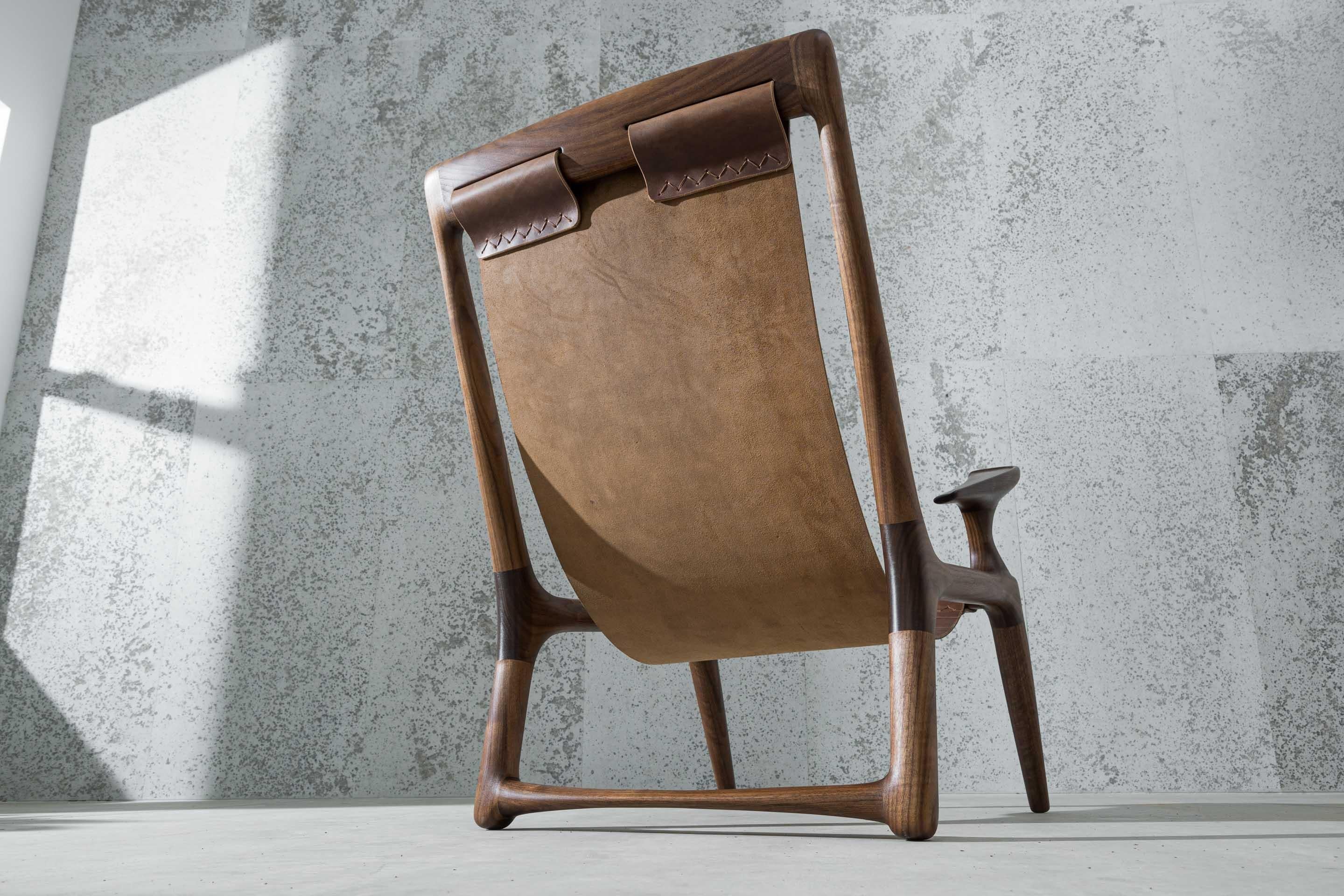 Lounge- und Akzent-Sling Chair aus Nussbaumholz und braunem Leder von Fernweh (Moderne der Mitte des Jahrhunderts) im Angebot