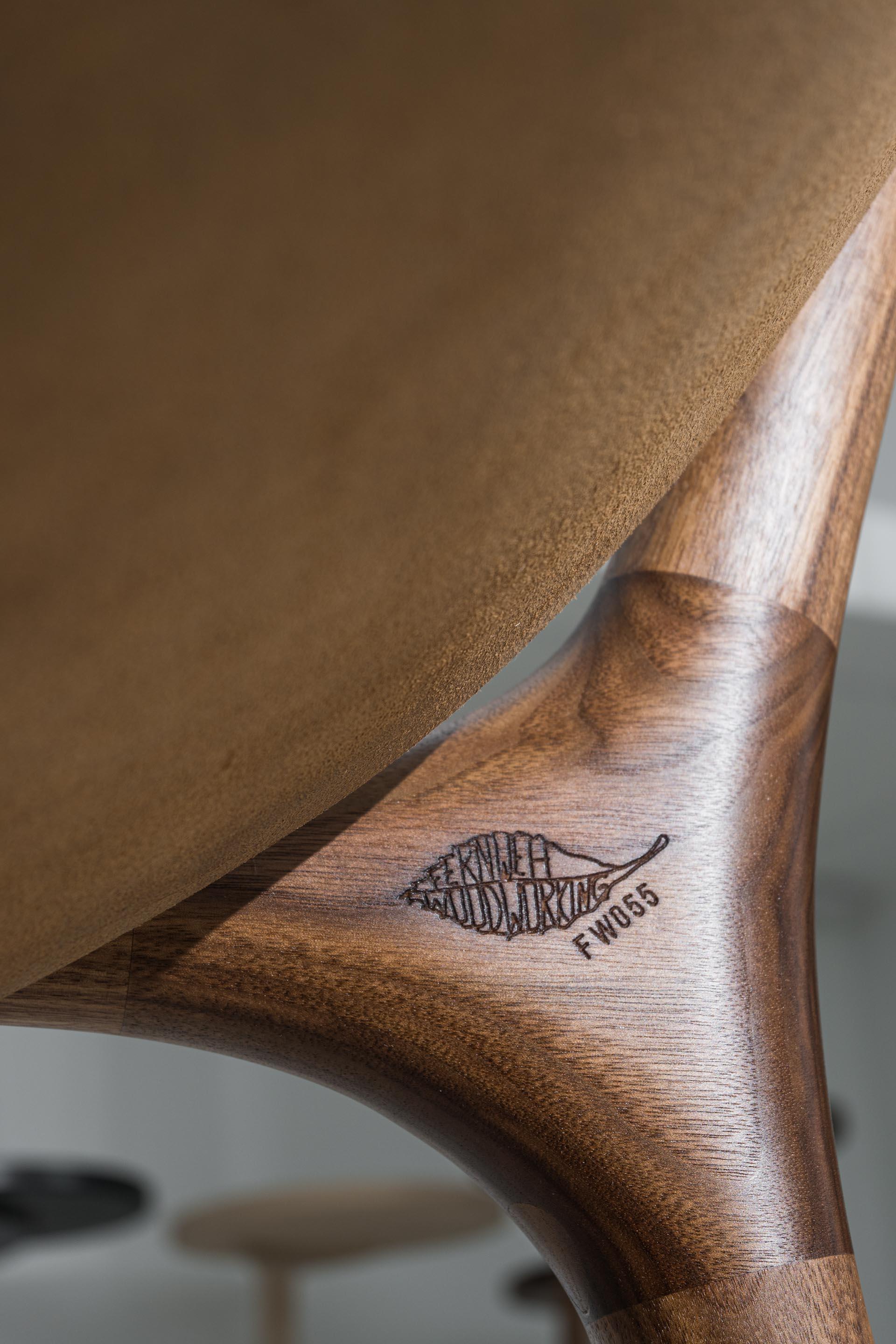 Lounge- und Akzent-Sling Chair aus Nussbaumholz und braunem Leder von Fernweh im Zustand „Neu“ im Angebot in Bend, OR