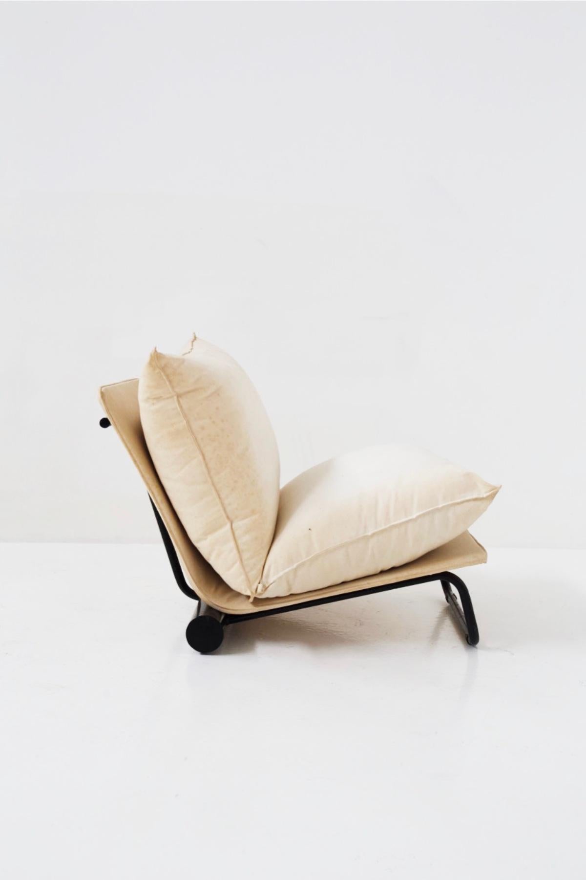 Rare 1970s vintage armchair in painted metal and cotton designed by LO Design for the fine Italian manufacturer Elam.
The armchair has a very unusual structure: in fact there are two unique feet, one at the front and one at the back. The one at the