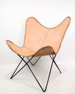 Lounge armchair With Black frame In light leather, Named Bat Chair From 1980s