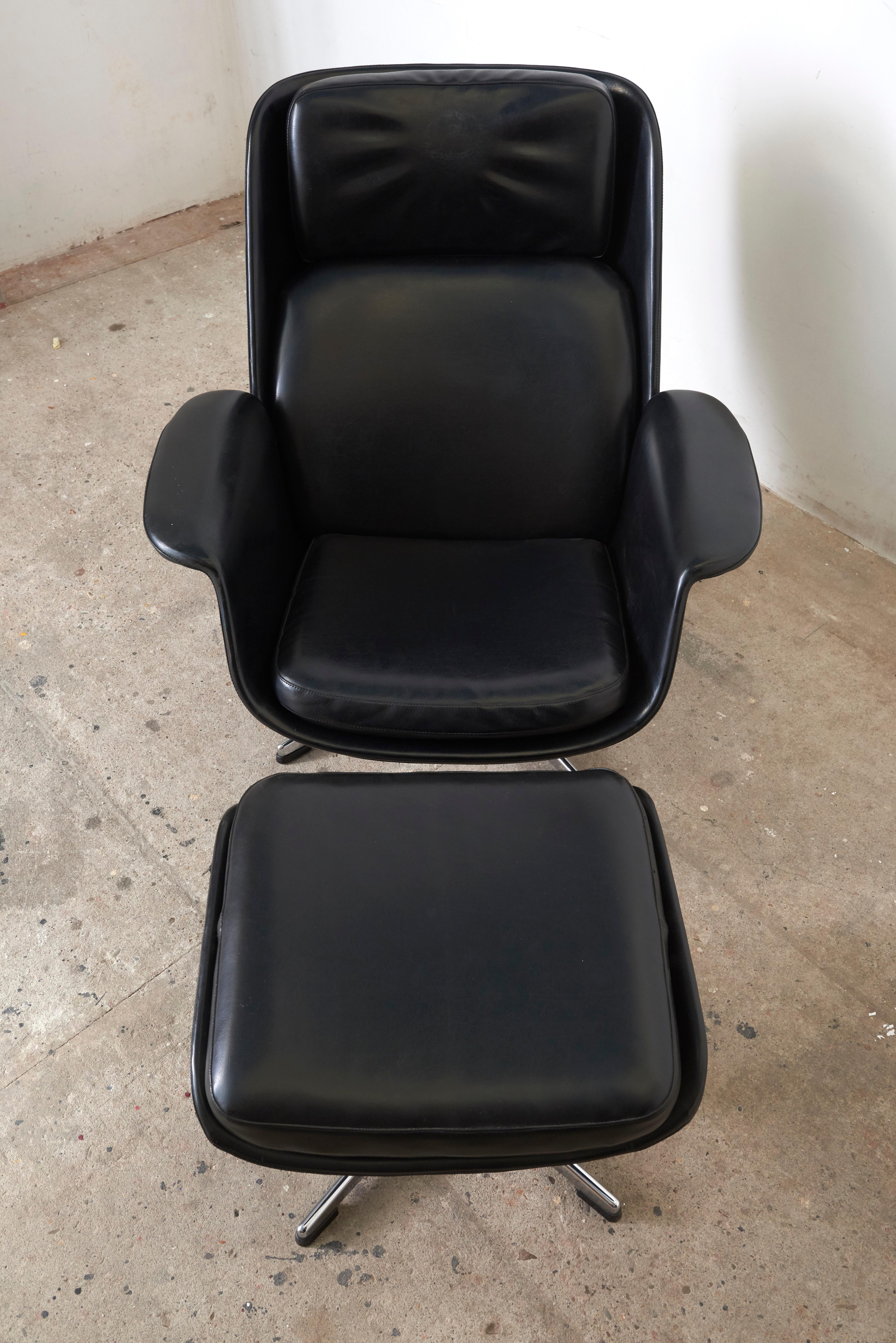 Rare black lounge chair with footstool designed by Olli Borg for Asko,Finland,1964.
Very comfortable swiveling armchair in original vintage condition, and a individual eyecatcher in every interior. 

Olli Borg was a Finnish interior architect