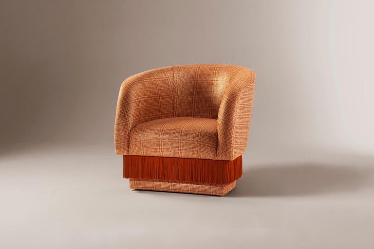 With voluptuous curves and perfect poise, the Mid-Century Modern inspired La Folie Lounge Armchair exalts passion and fantasy as if you were in a burlesque show at Moulin Rouge. Let yourself be drawn by this flirtatious feeling of sensuality and a
