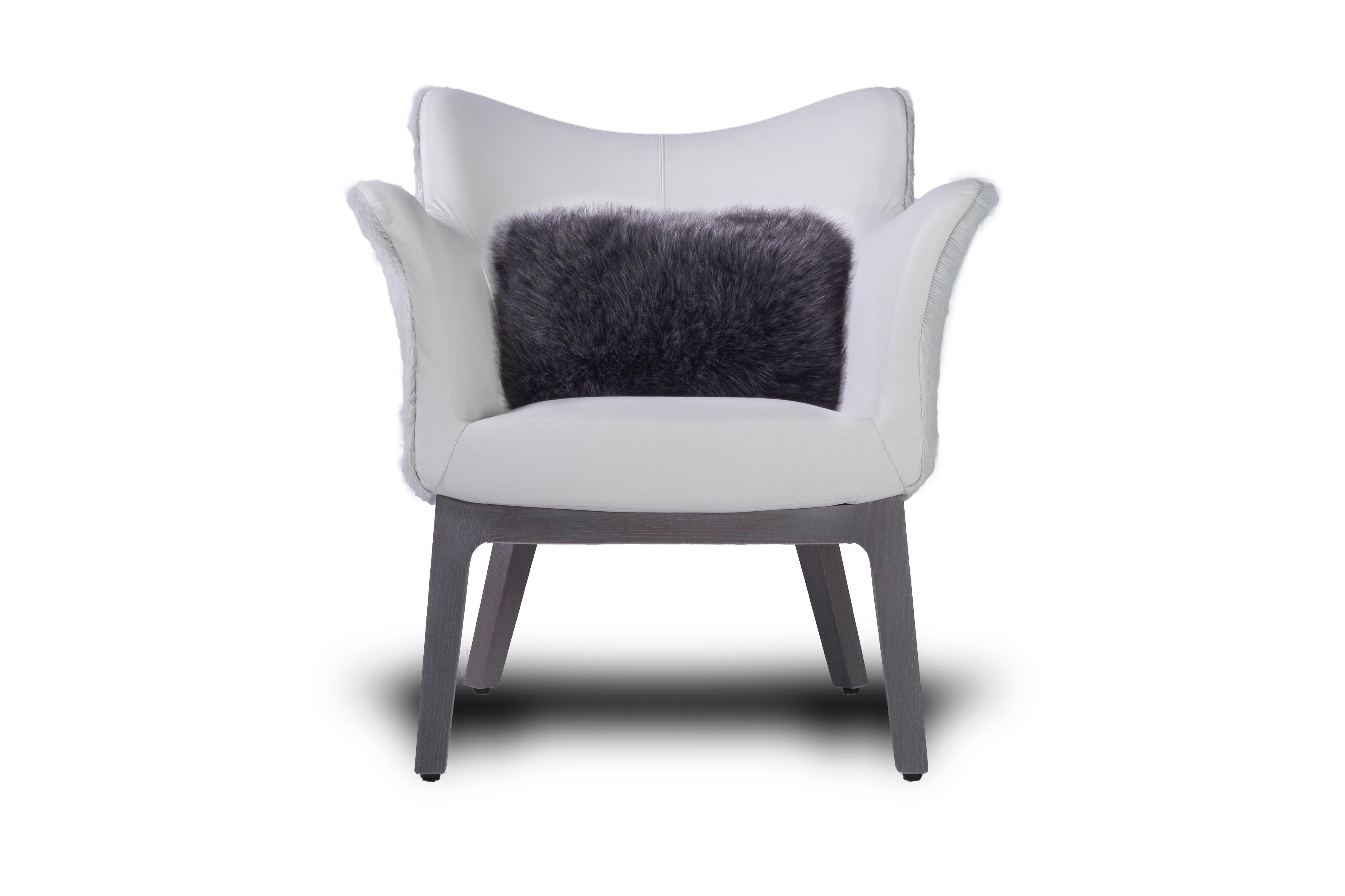 Italiano Poltrona lounge con design ad ala in pelle bovina bianca in vendita