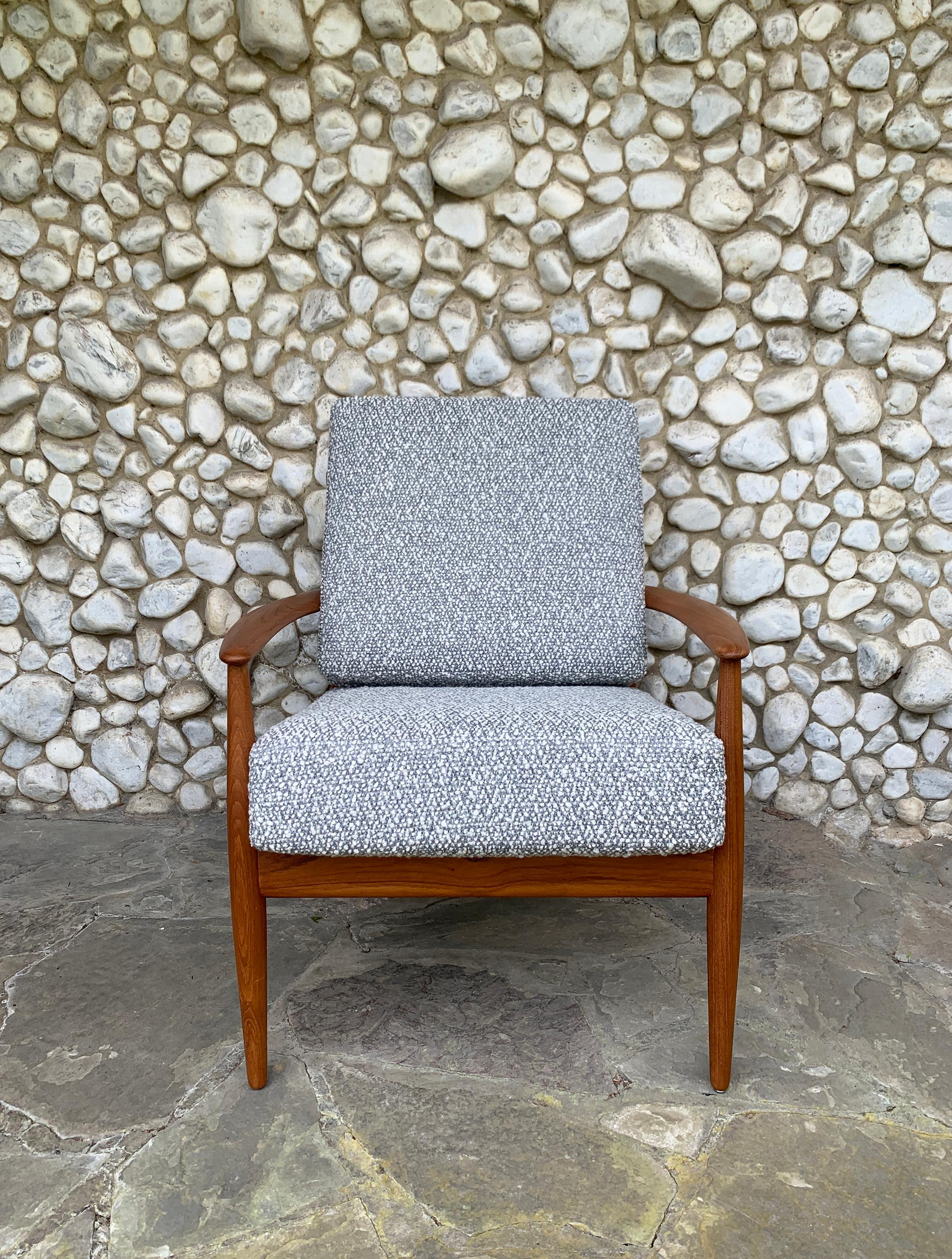 Grete Jalk Lounge chair model 118 in Teak. 

Manufactured by France & Son in Denmark, probably in the 1950s.

The chair is in a very nice restored state. Th structure in solid teak wood has been refinished, the cushions have been replaced (new