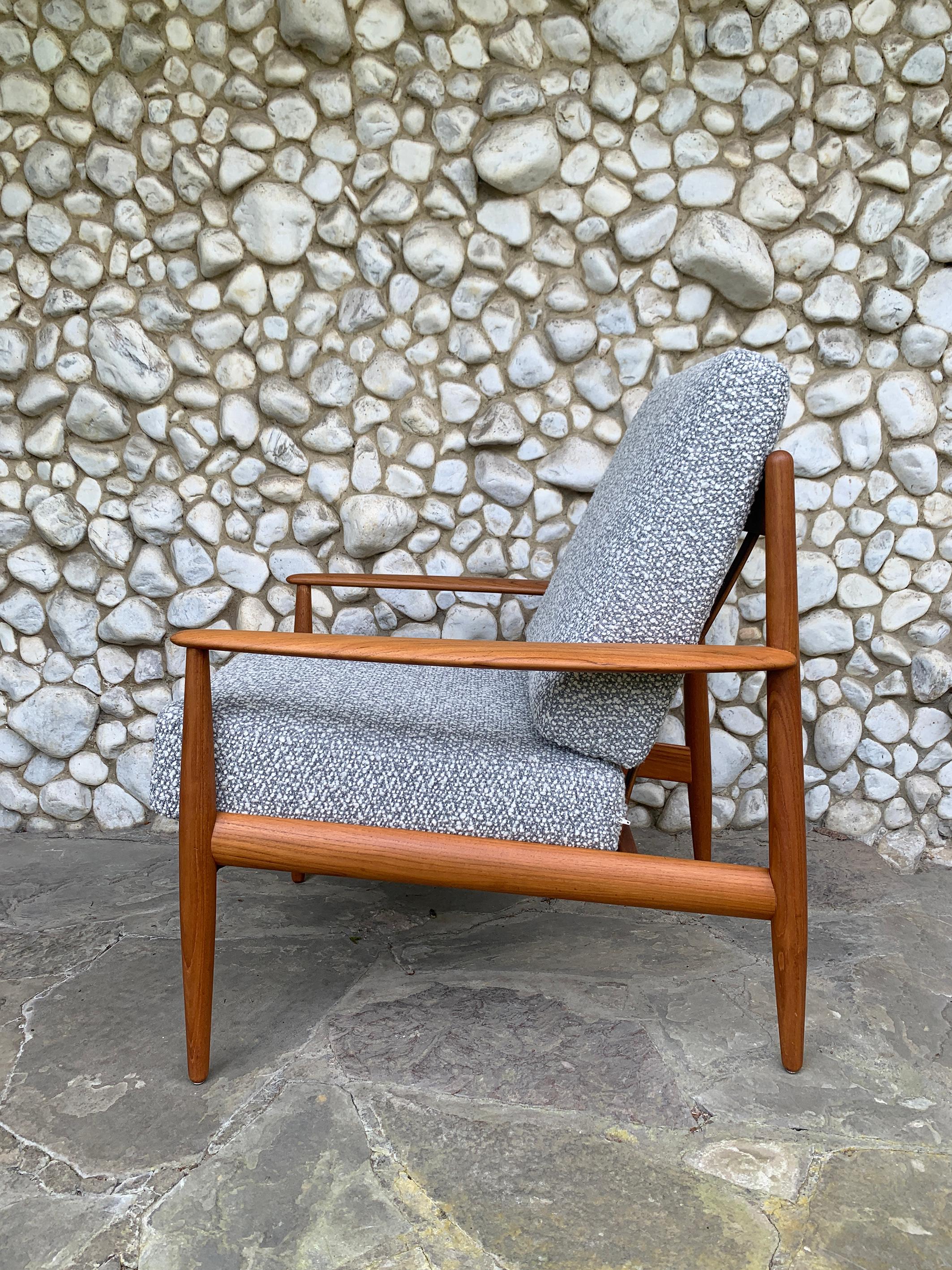 20th Century Lounge Chair 118 in Teak & Bouclé by Grete Jalk for France & Son, Denmark For Sale