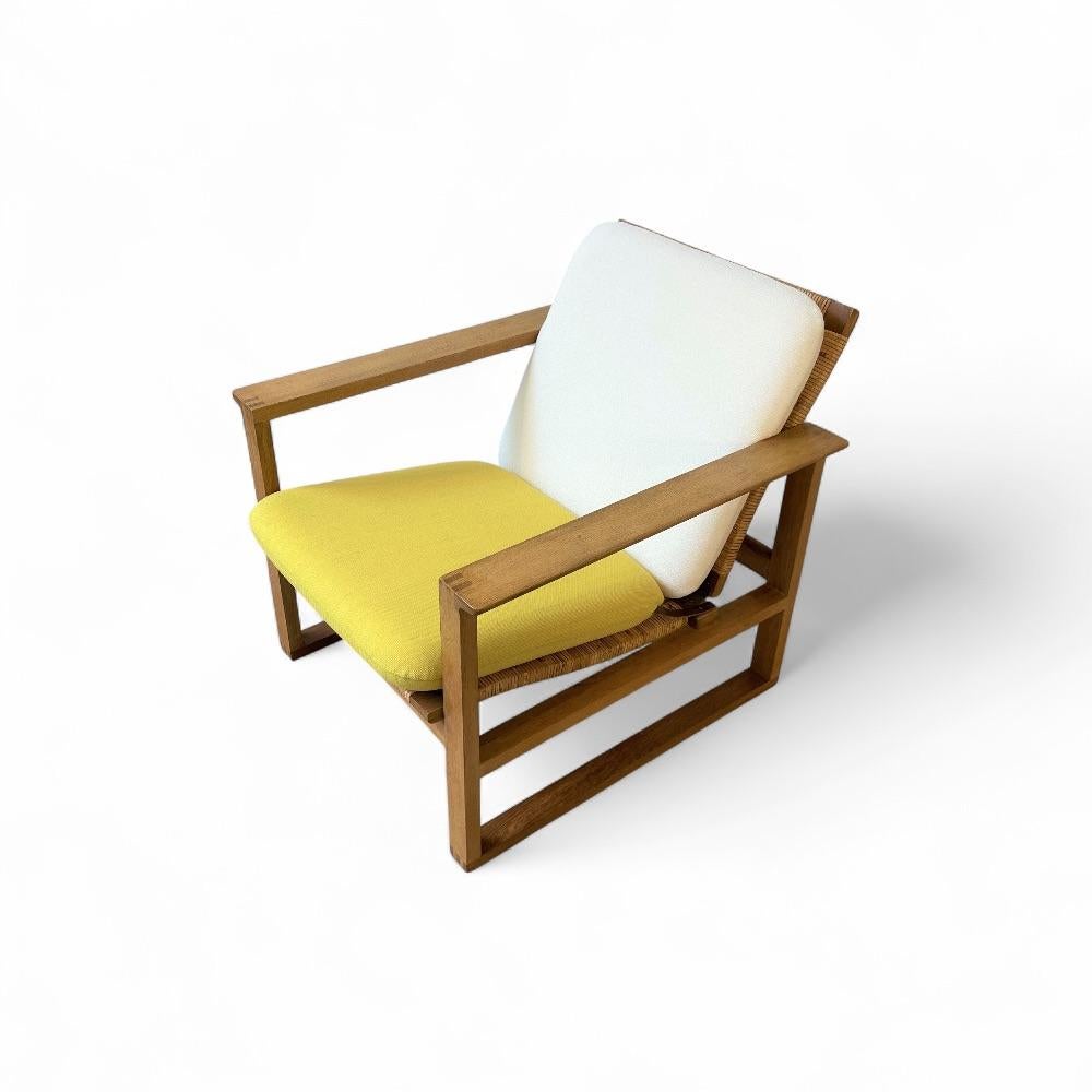 Chaise longue du grand designer danois Børge Mogensen. Ses créations se caractérisent par leur simplicité, leur fonctionnalité et leurs formes géométriques. Avec son look original et son design pur et esthétique, ce fauteuil est la belle et rare