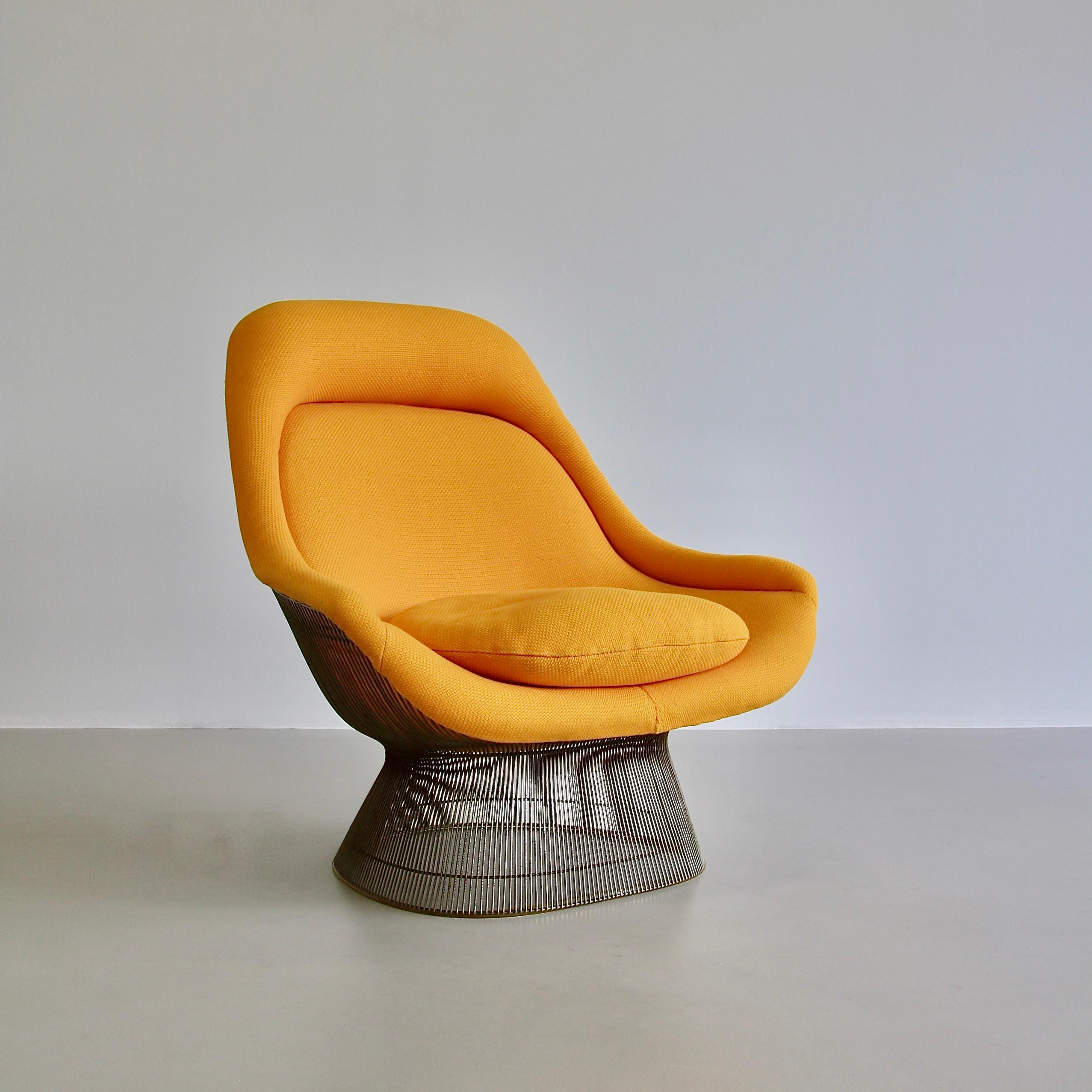 VINTAGE Easy chair and footstool designed by Warren Platner. U.S.A, Knoll International, 1966.

The lounge chair, model number 1725. Welded curved steel and wool upholstery. Beautiful combination!

Literature: Fiell, Charlotte & Peter. Die Modernen