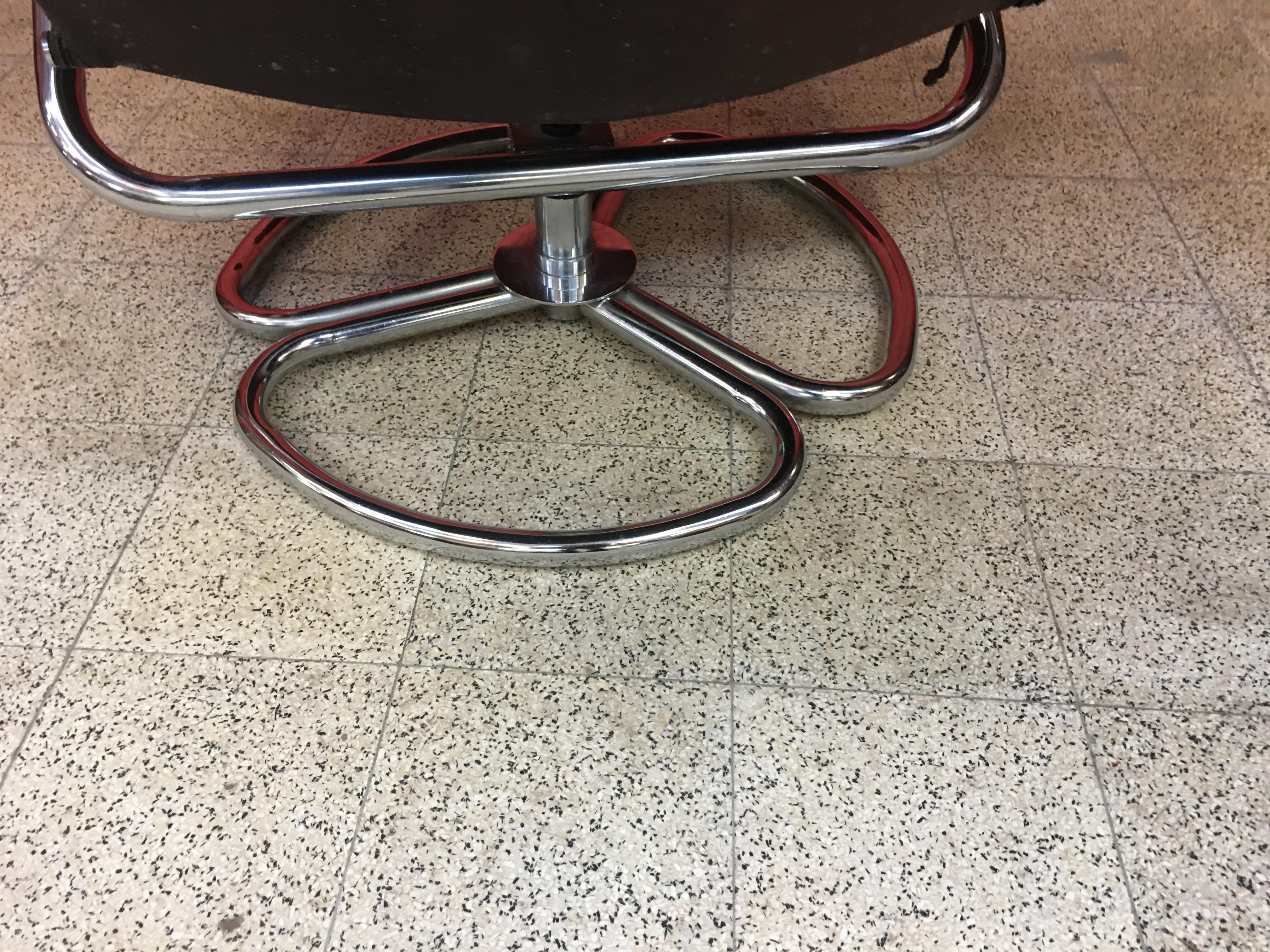 Lounge Chair and His Ottoman, in Chrome Metal and Leather, circa 1970 For Sale 3