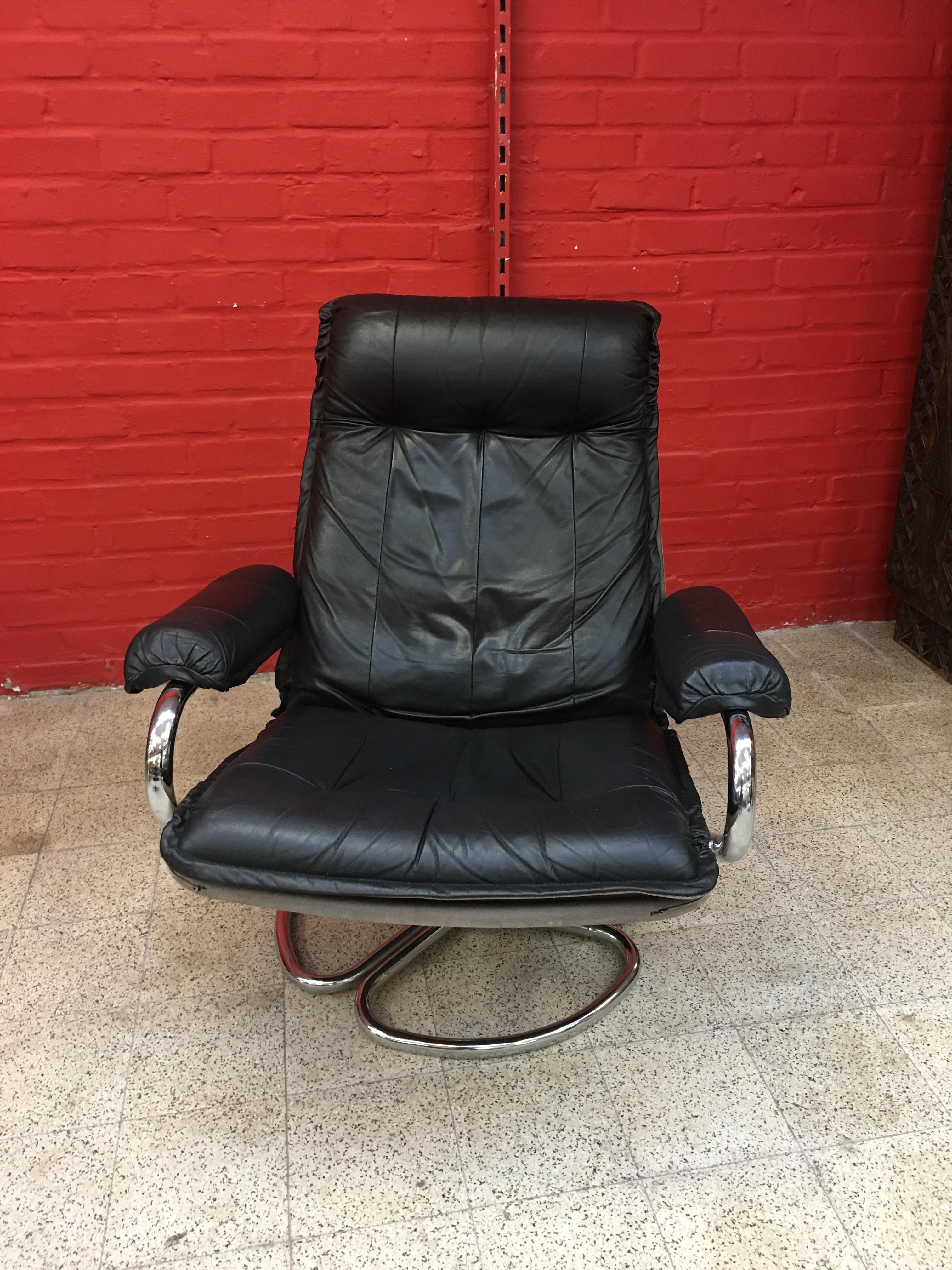 Lounge Chair and His Ottoman, in Chrome Metal and Leather, circa 1970 For Sale 4