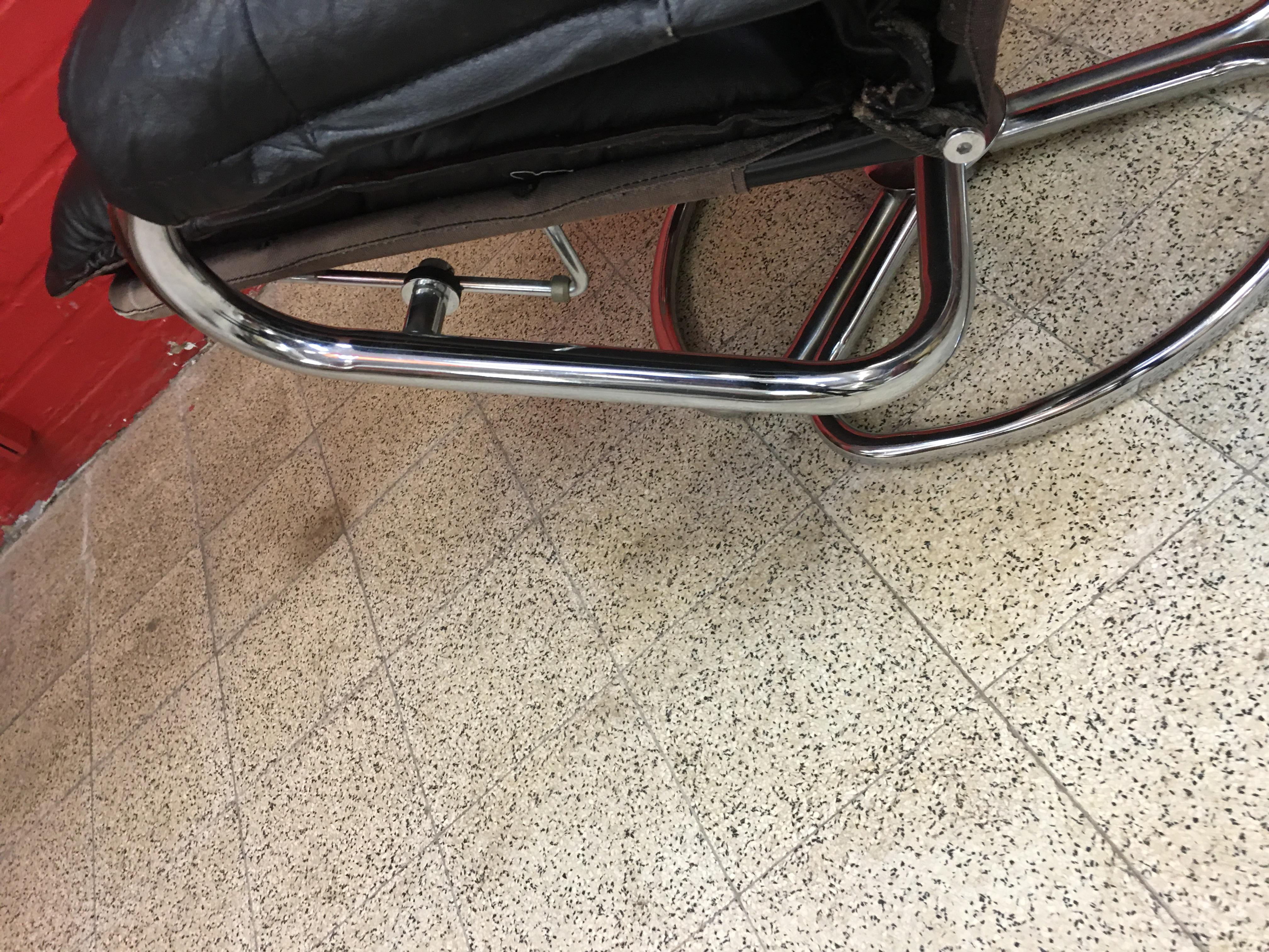 Lounge Chair and His Ottoman, in Chrome Metal and Leather, circa 1970 For Sale 5