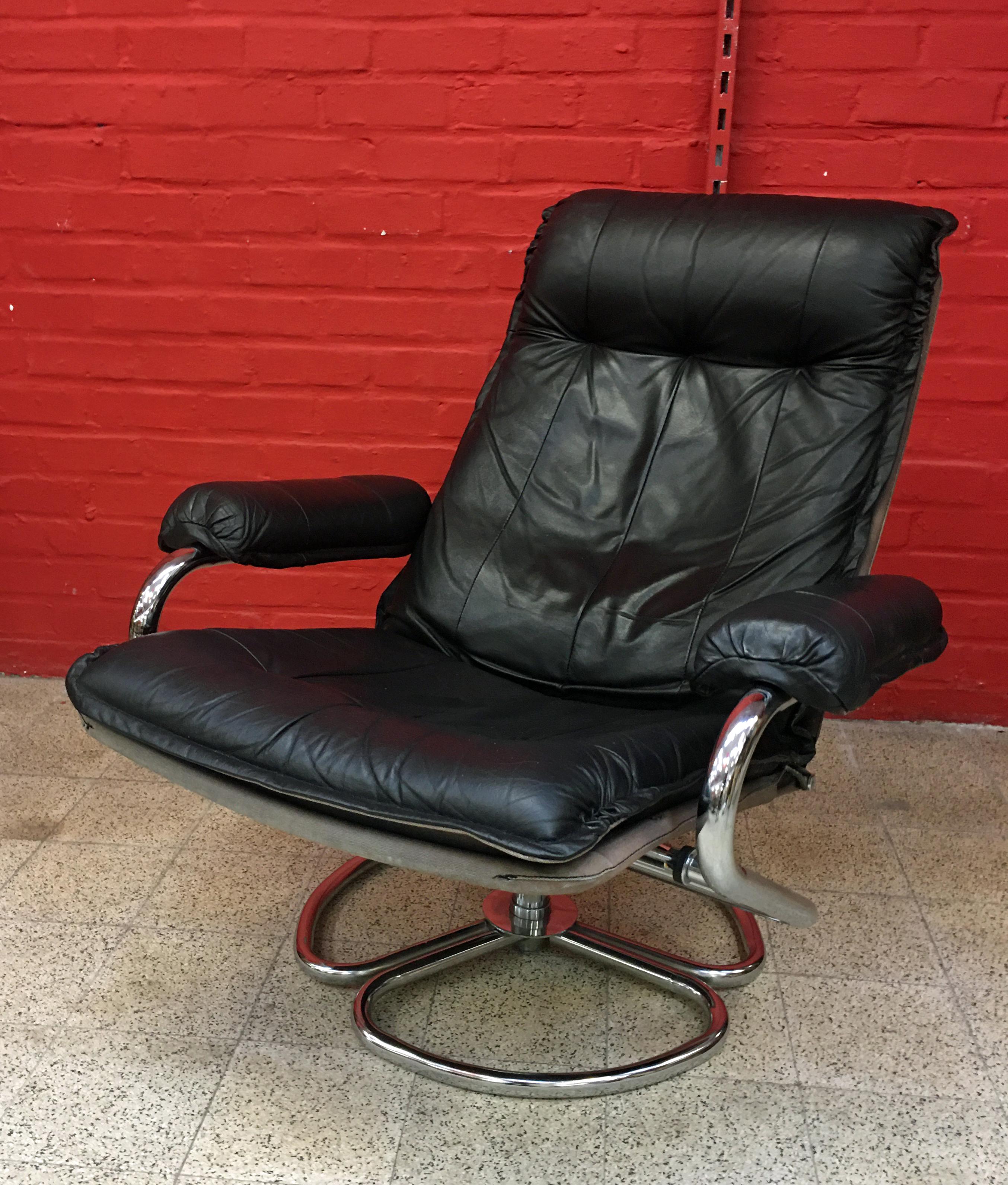 Lounge chair and his ottoman, in chrome metal and leather, circa 1970.