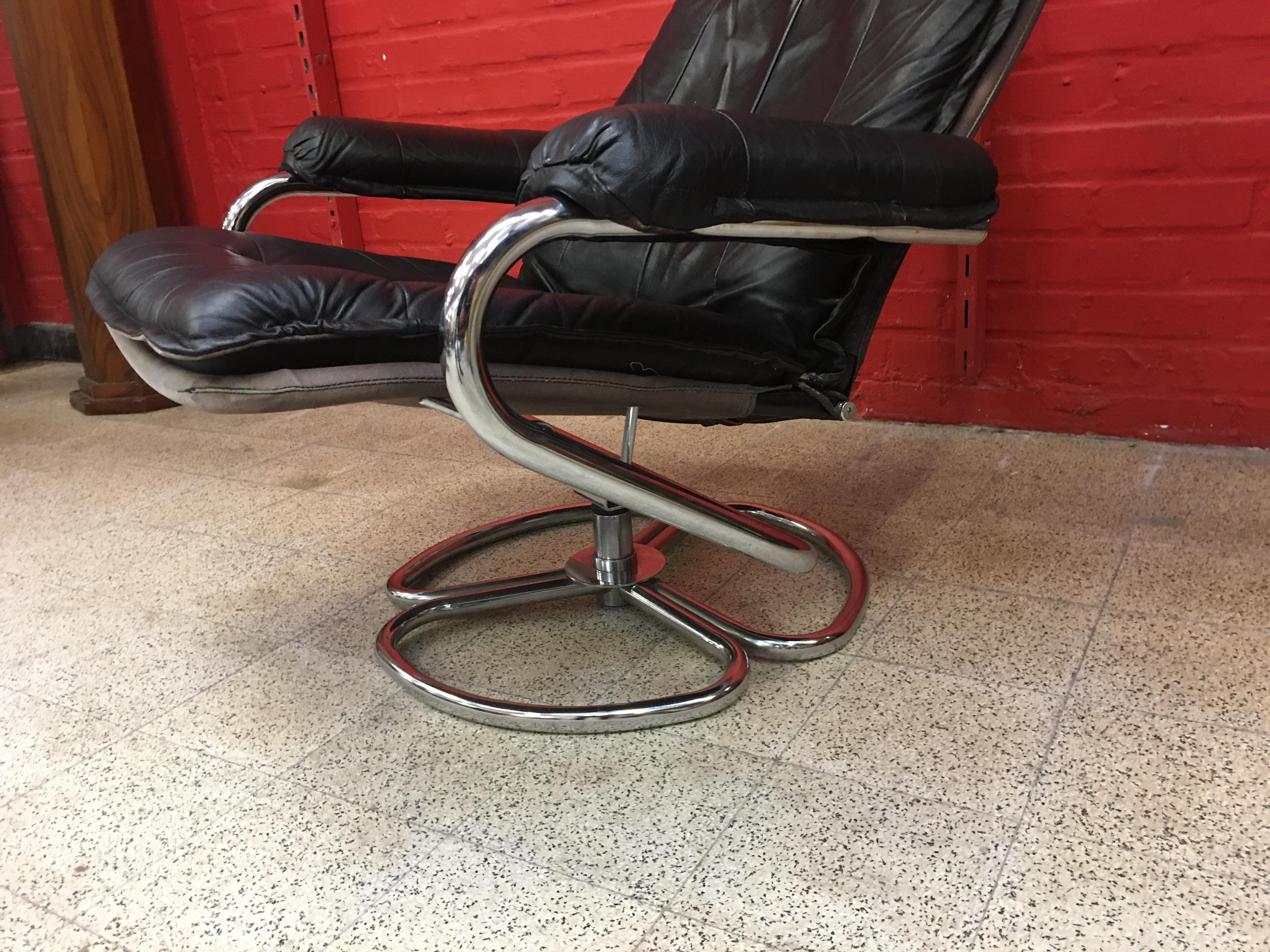 Mid-Century Modern Lounge Chair and His Ottoman, in Chrome Metal and Leather, circa 1970 For Sale