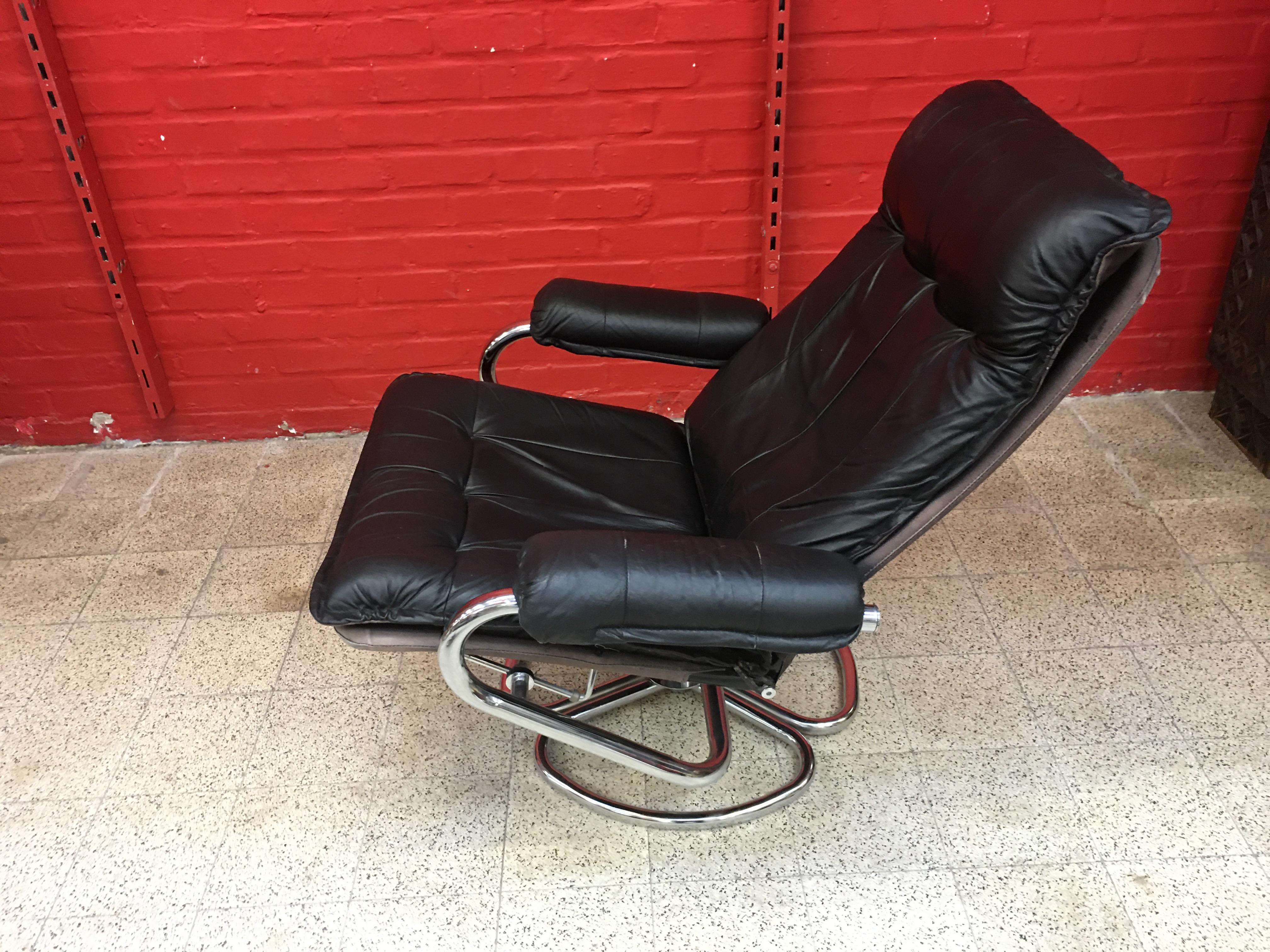 European Lounge Chair and His Ottoman, in Chrome Metal and Leather, circa 1970 For Sale