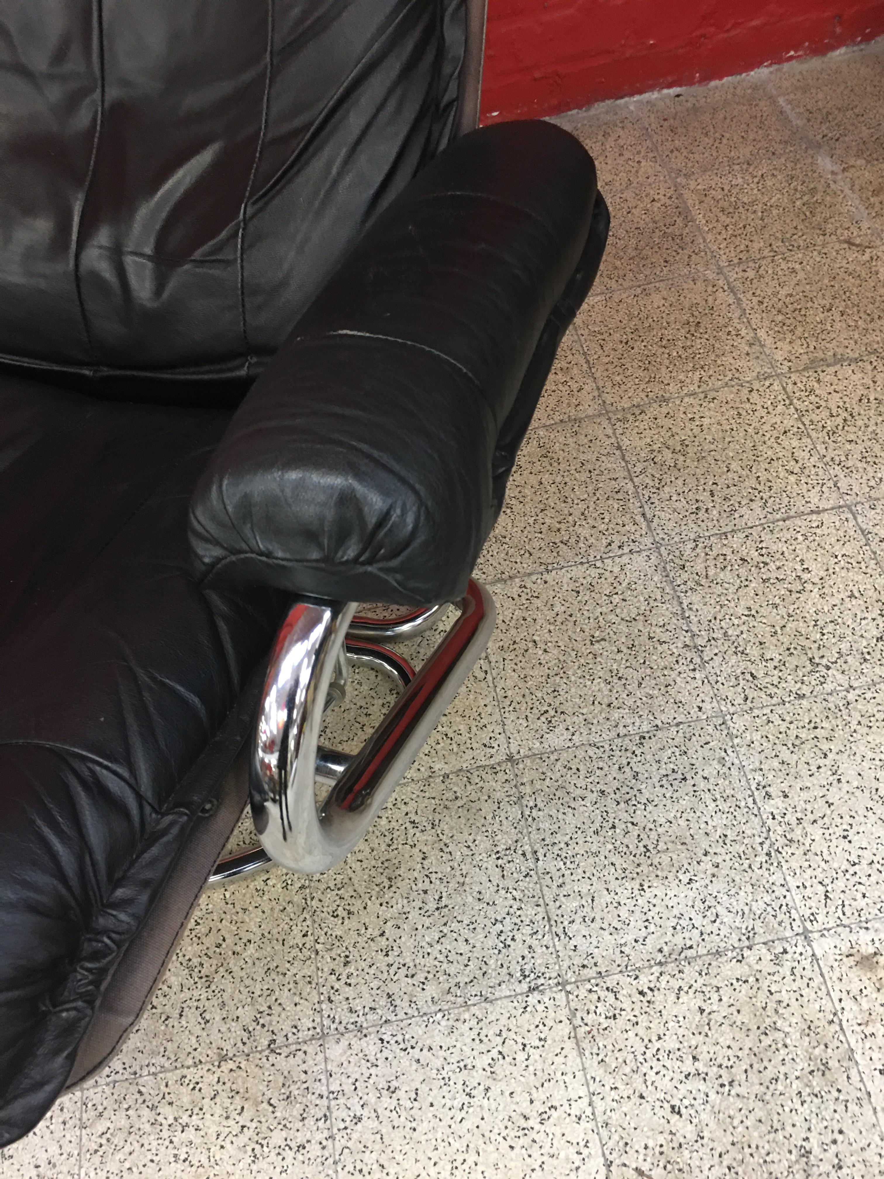 Lounge Chair and His Ottoman, in Chrome Metal and Leather, circa 1970 In Good Condition For Sale In Saint-Ouen, FR