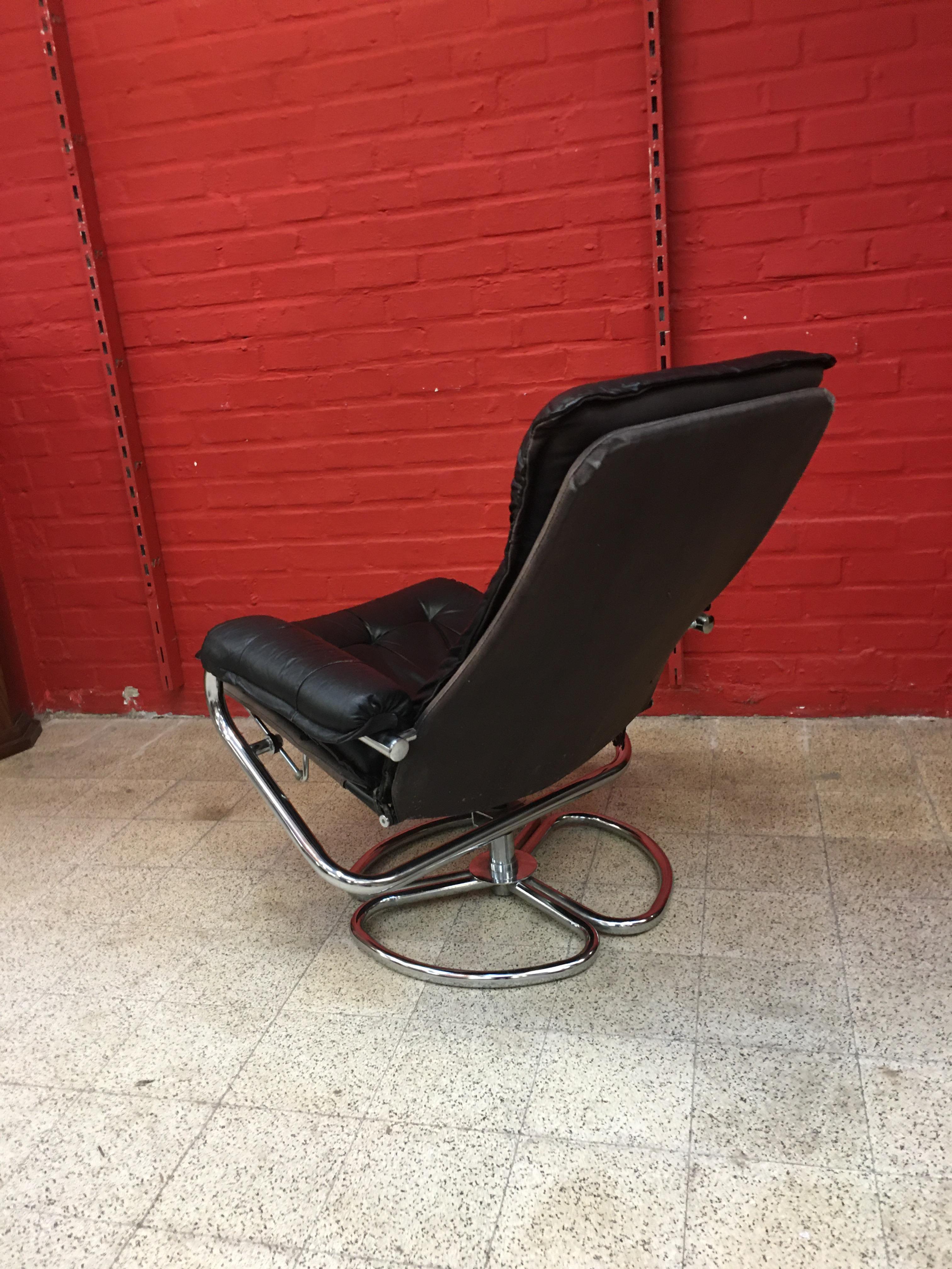 Late 20th Century Lounge Chair and His Ottoman, in Chrome Metal and Leather, circa 1970 For Sale