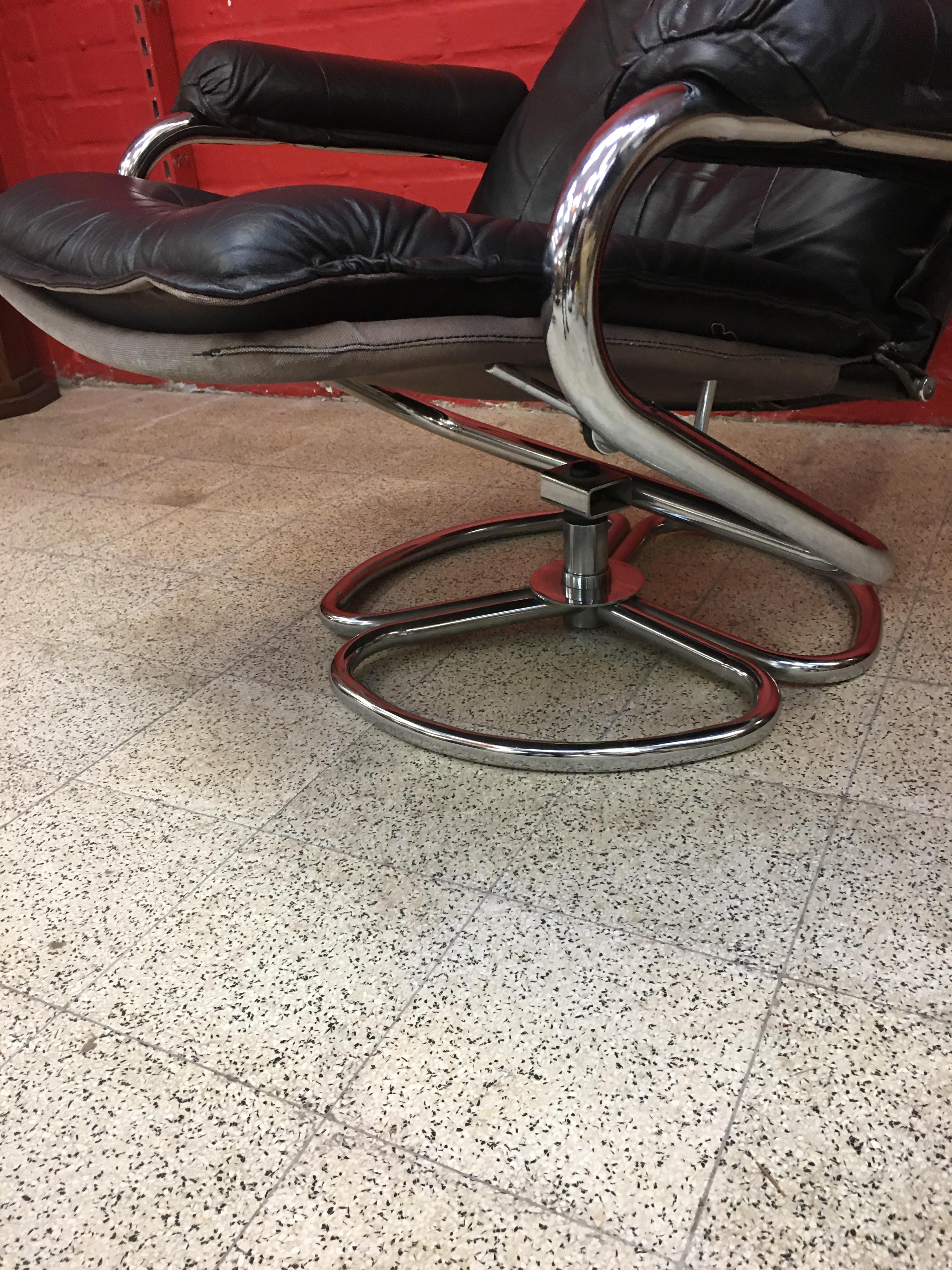 Lounge Chair and His Ottoman, in Chrome Metal and Leather, circa 1970 For Sale 1