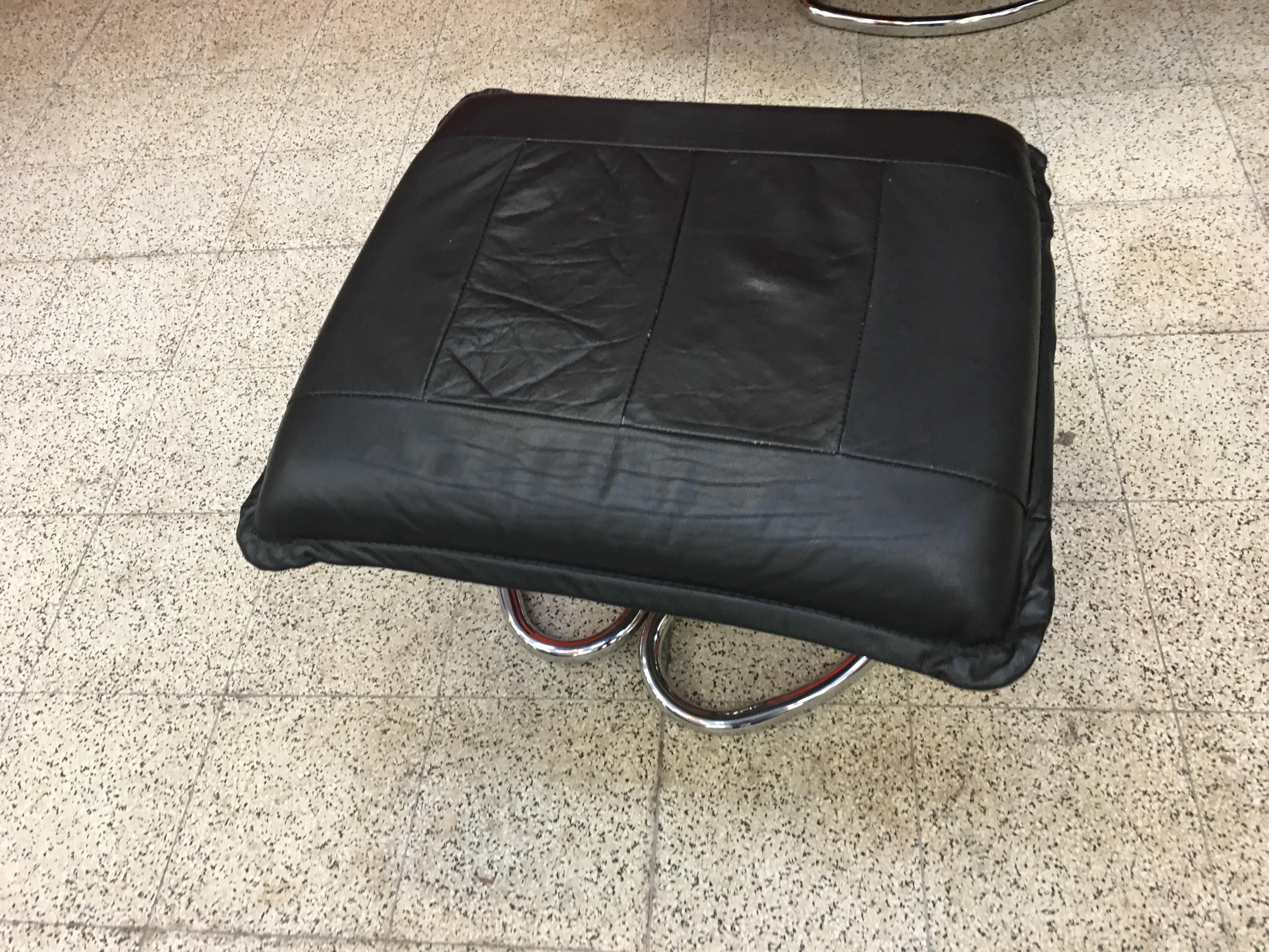 Lounge Chair and His Ottoman, in Chrome Metal and Leather, circa 1970 For Sale 2