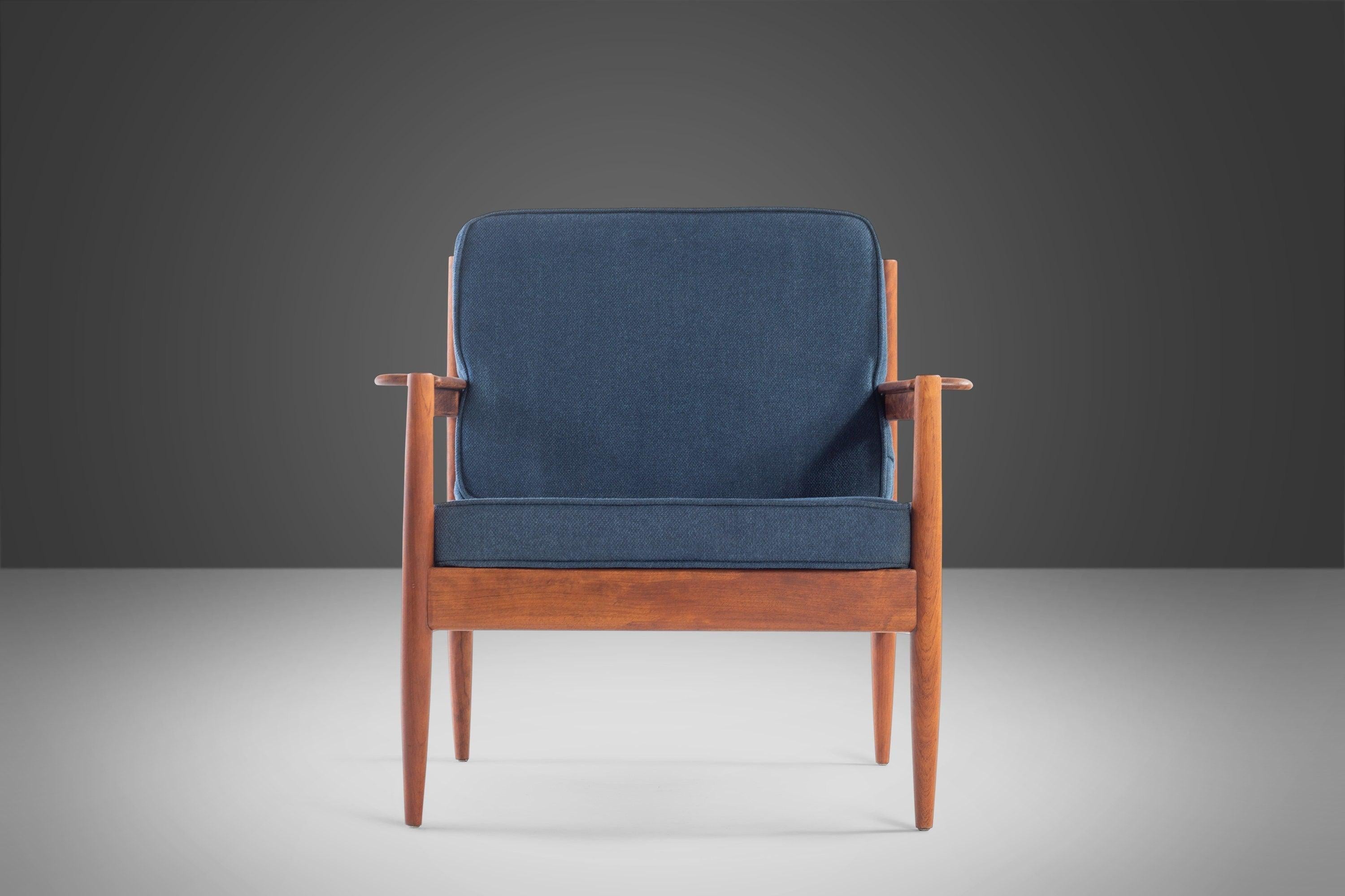 Fauteuil de salon et pouf moderne danois en teck attribués à Arne Vodder, vers les années 1960 Bon état - En vente à Deland, FL