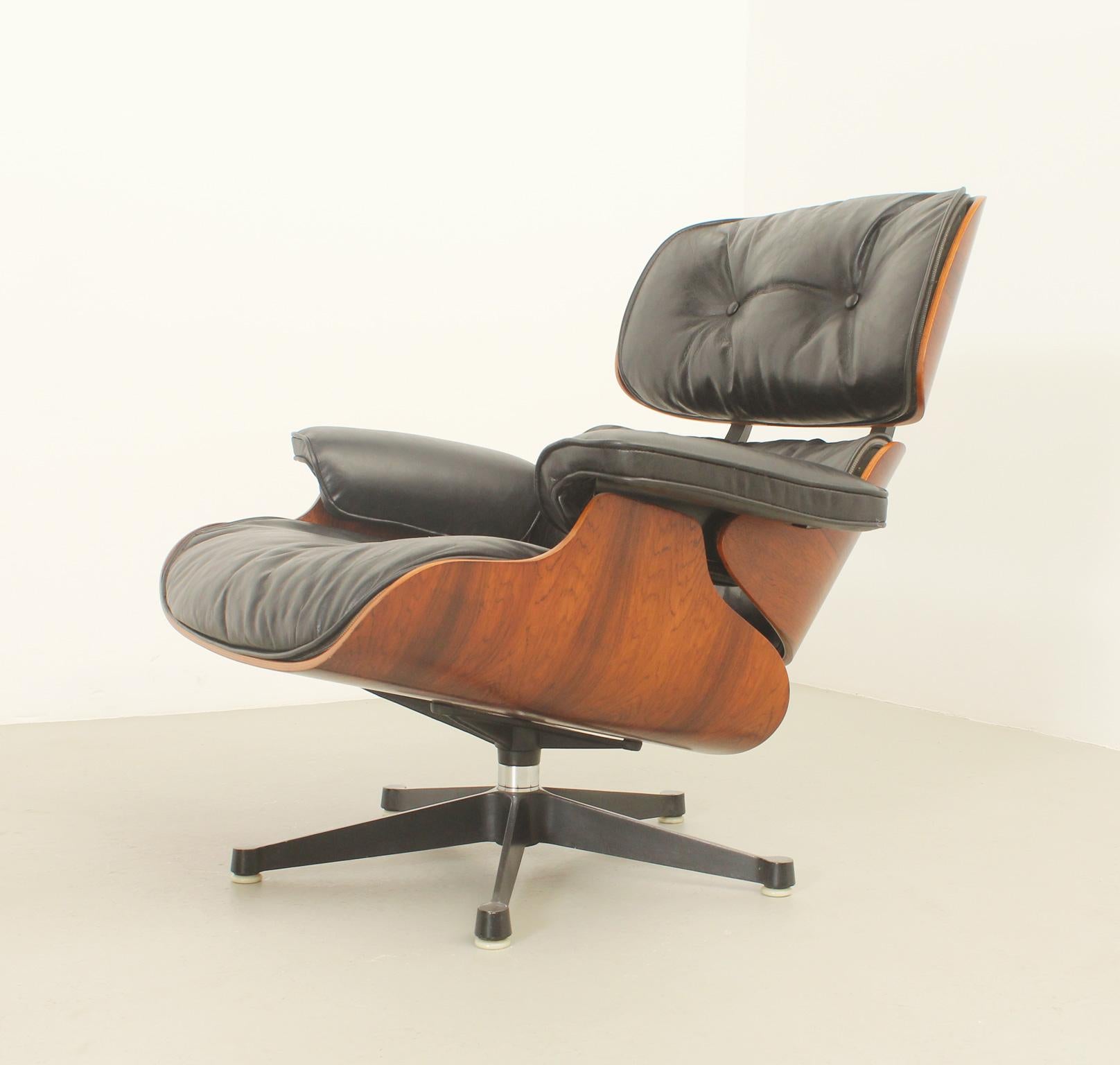 Lounge Chair and Ottoman by Charles and Ray Eames, 1960's In Good Condition In Barcelona, ES