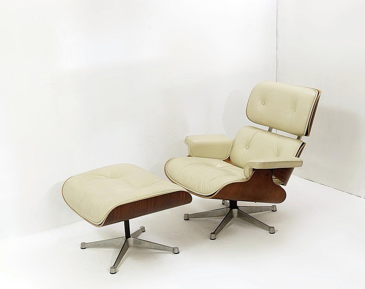 Lounge chair and Ottoman by Charles Eames for IFC Milan
Measures: D: 80 cm (31.50