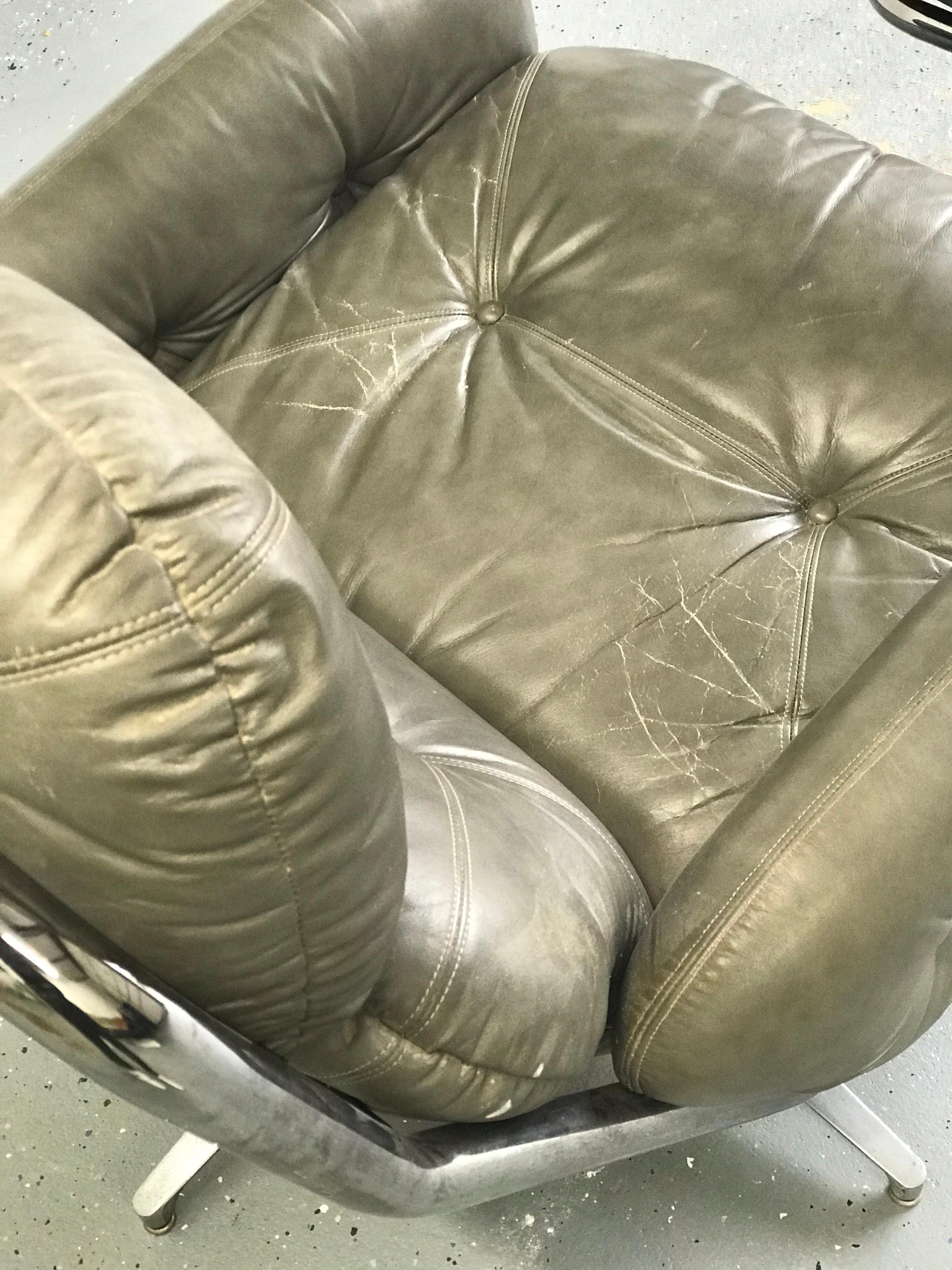 Lounge Chair and Ottoman by Directional, Attr. to Milo Baughman, Leather Chrome In Good Condition In St.Petersburg, FL