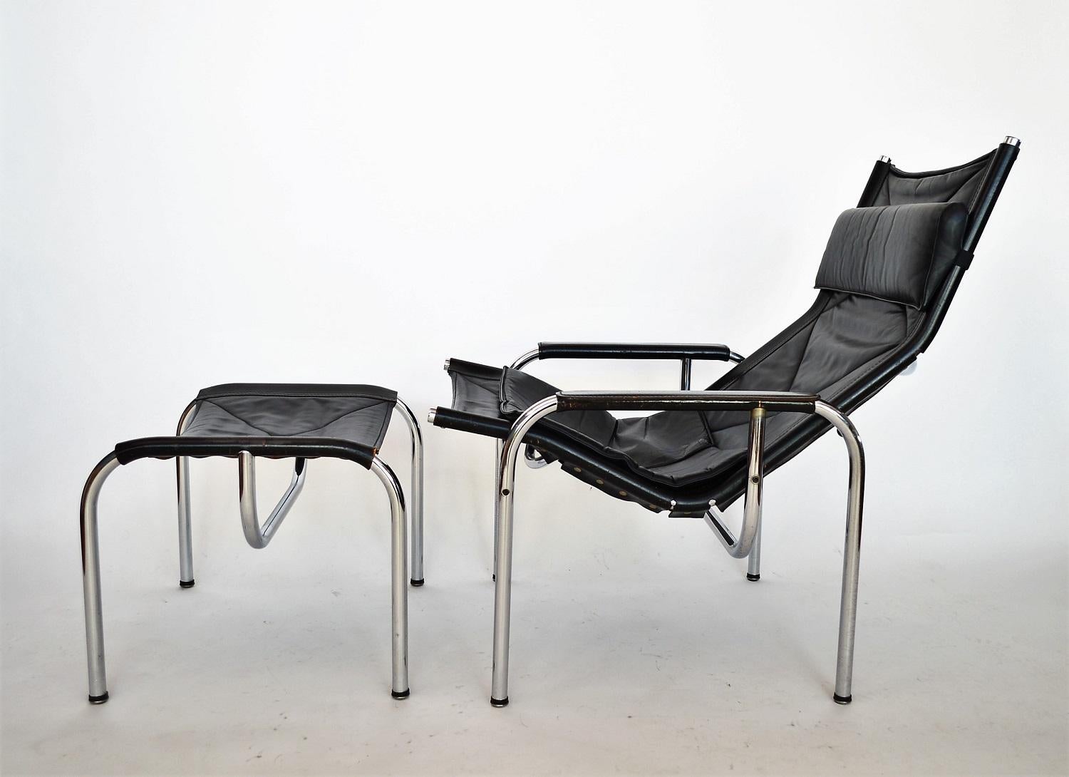 Complete set of black lounge chair with ottoman, headrest and leather cushion designed from Hans Eichenberger for Swiss company Strässle.
Designed and produced during the 1970s.
Good vintage condition with signs of wear and age on the leather.