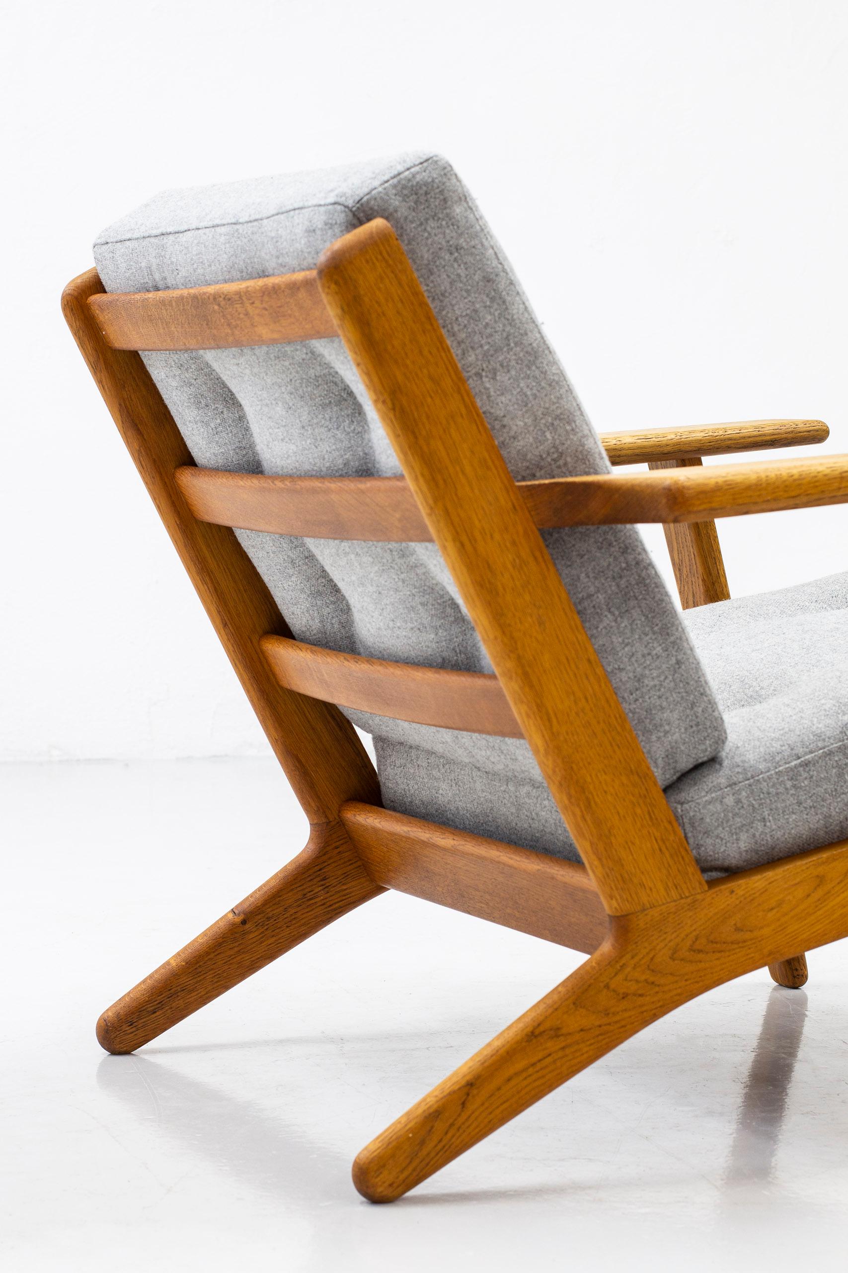 Lounge Chair and Ottoman by Hans J. Wegner for GETAMA, Denmark, 1960s In Good Condition In Hägersten, SE