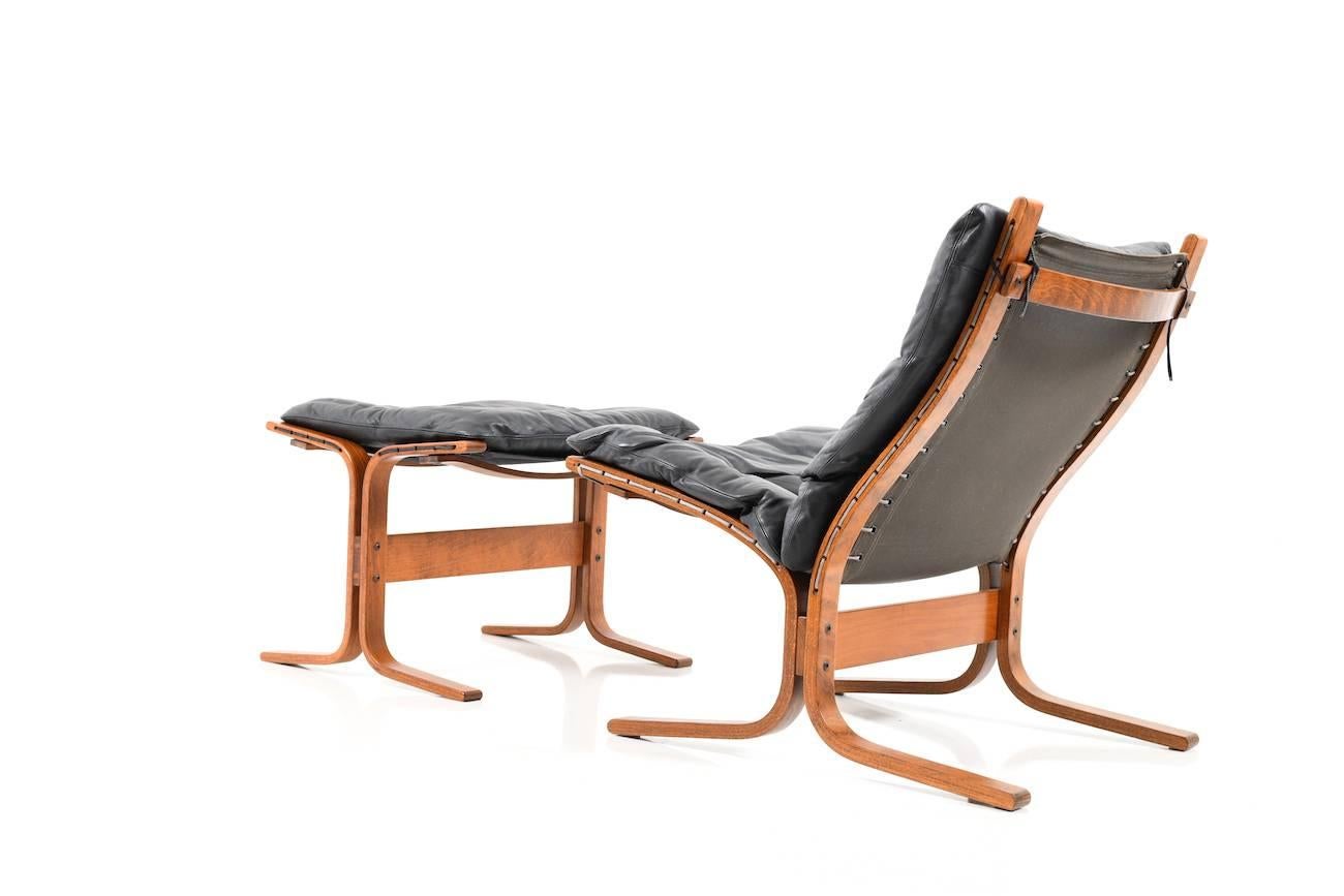 Set of lounge chair and ottoman by Ingmar Relling for Westnofa, 1970s. Frame in beech tree, cushion in original black leather.