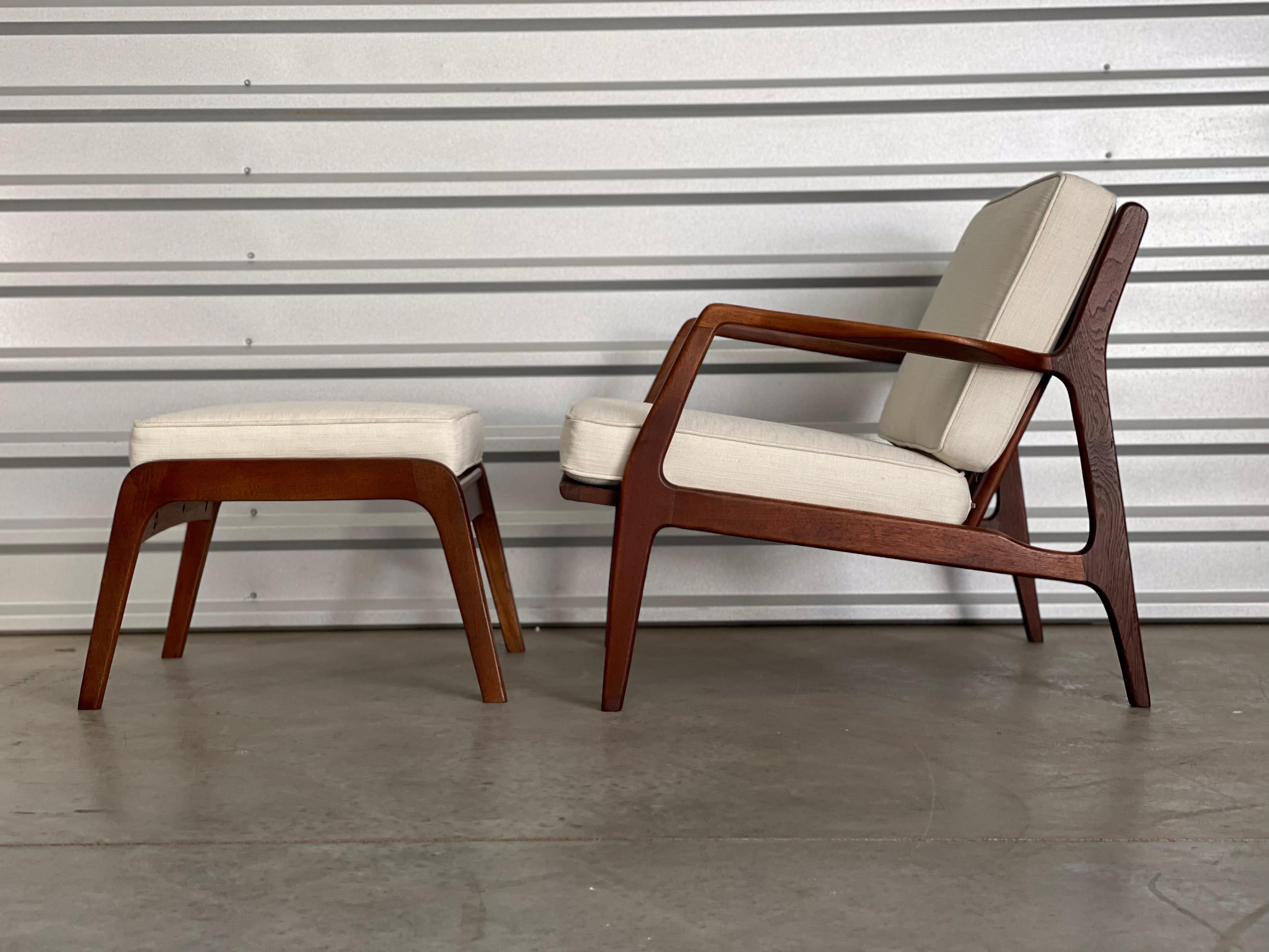 Mid-Century Modern Fauteuil de salon et repose-pieds du milieu du siècle en noyer de Lawrence Peabody pour Selig en vente