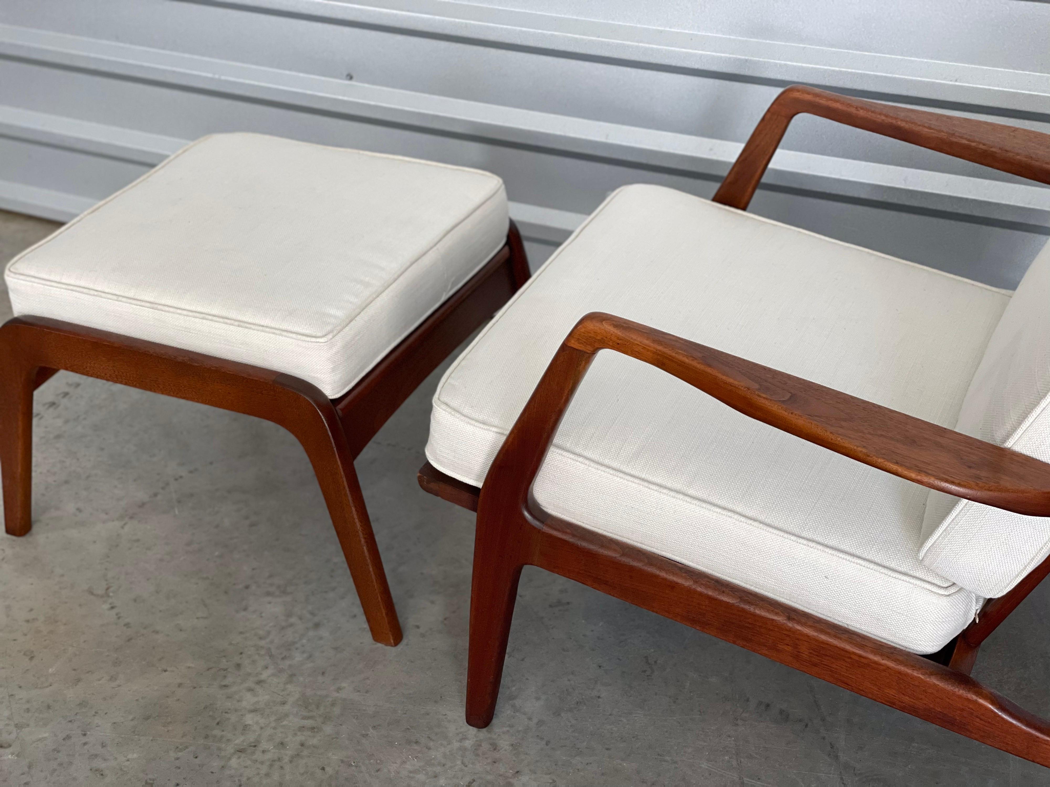 Tissu Fauteuil de salon et repose-pieds du milieu du siècle en noyer de Lawrence Peabody pour Selig en vente