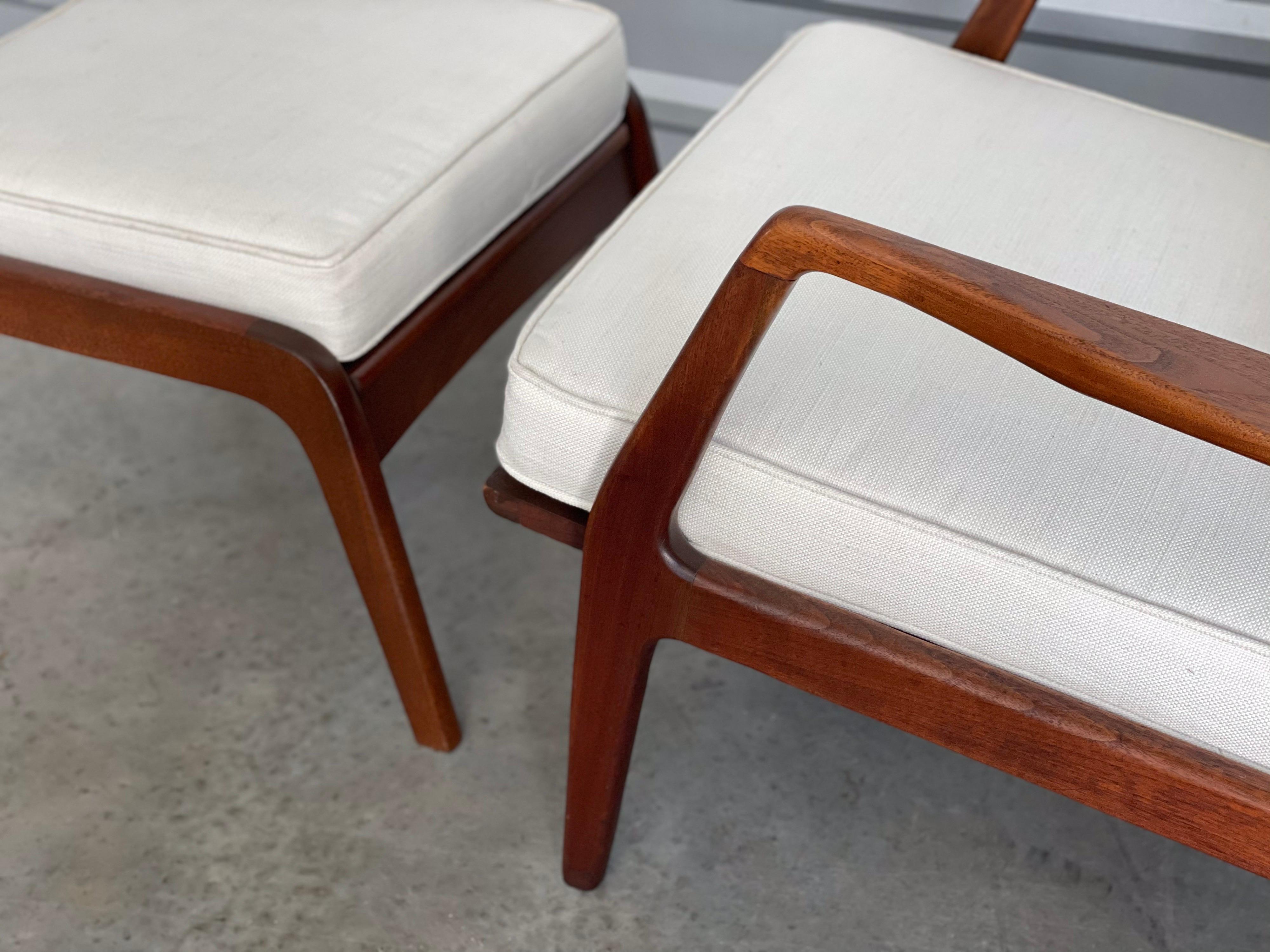 Fauteuil de salon et repose-pieds du milieu du siècle en noyer de Lawrence Peabody pour Selig en vente 1