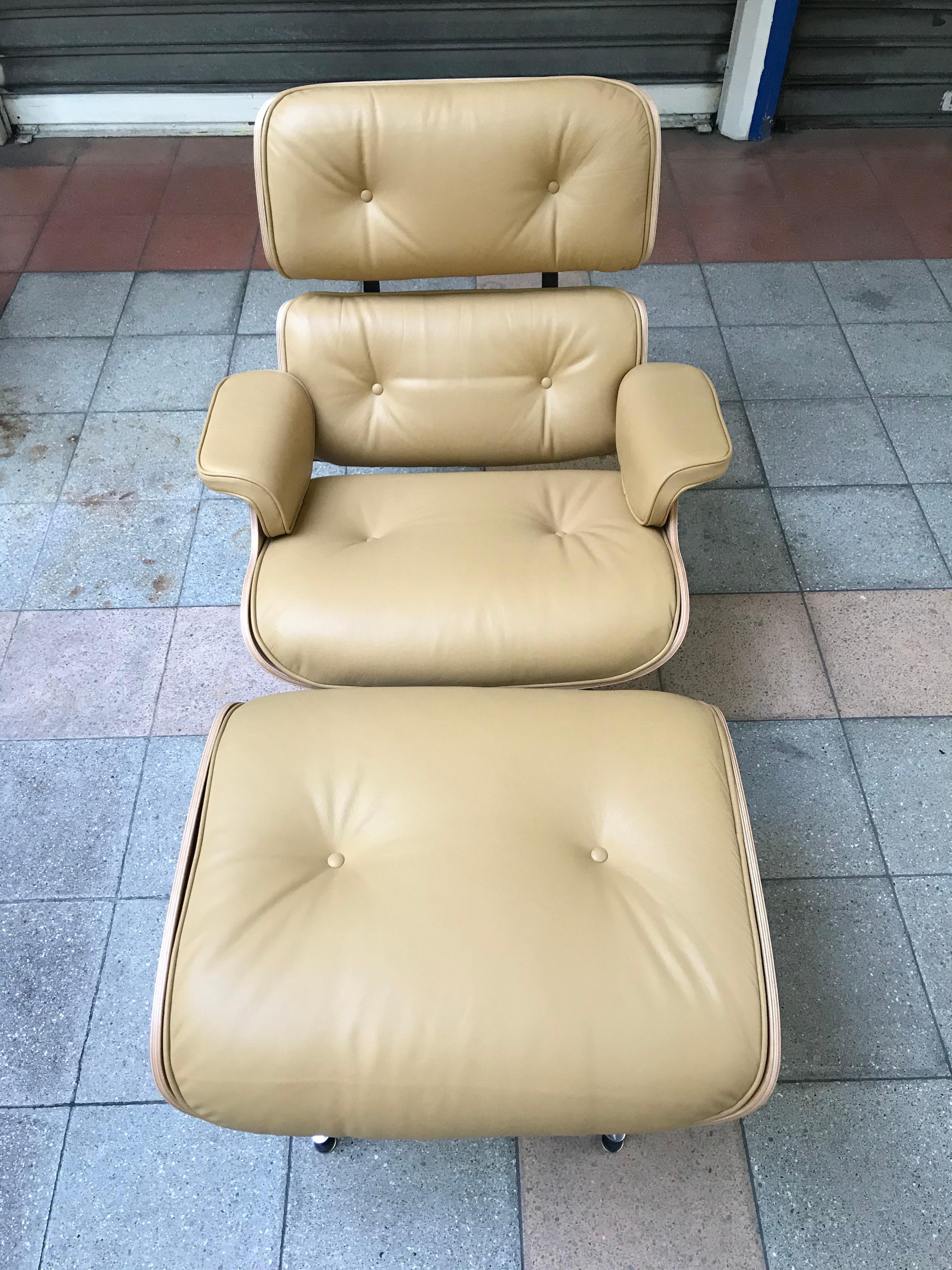 Lounge Chair and Ottoman Charles Eames 3